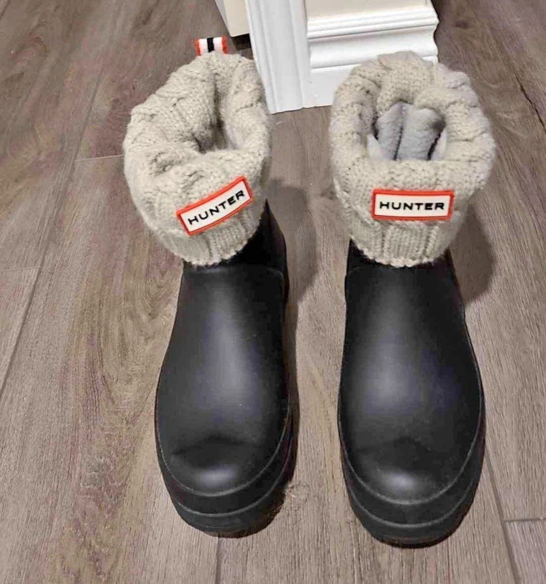 BRAND NEW womens size 7 Hunter short rain boots with socks