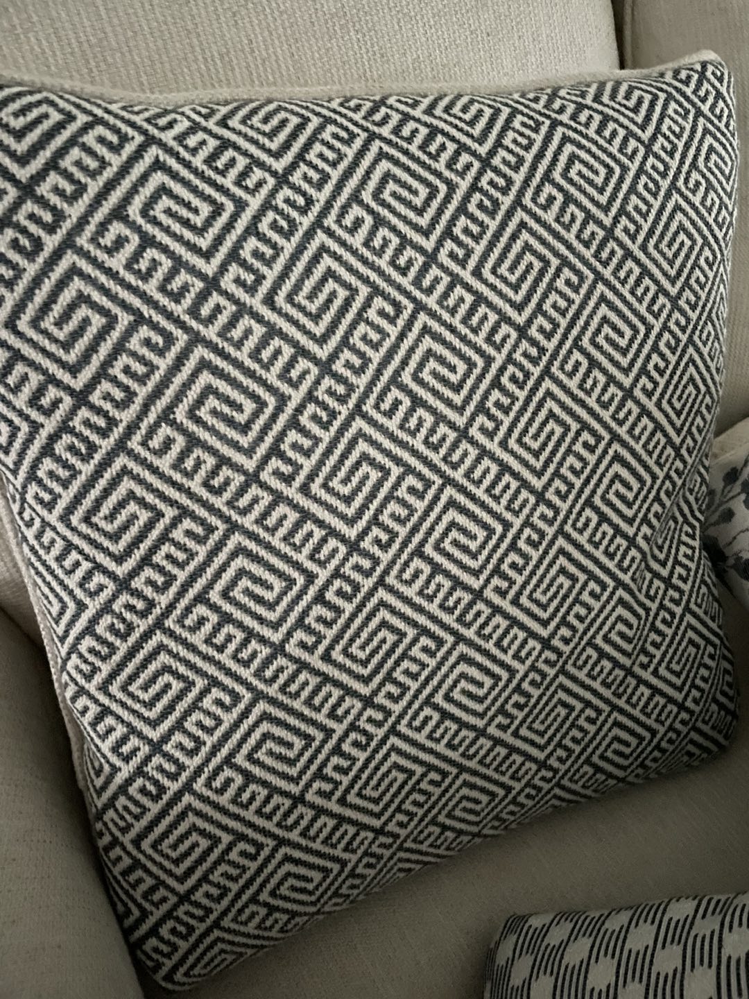 Ashley throw pillows / cushions 🏀 image indicator(7)