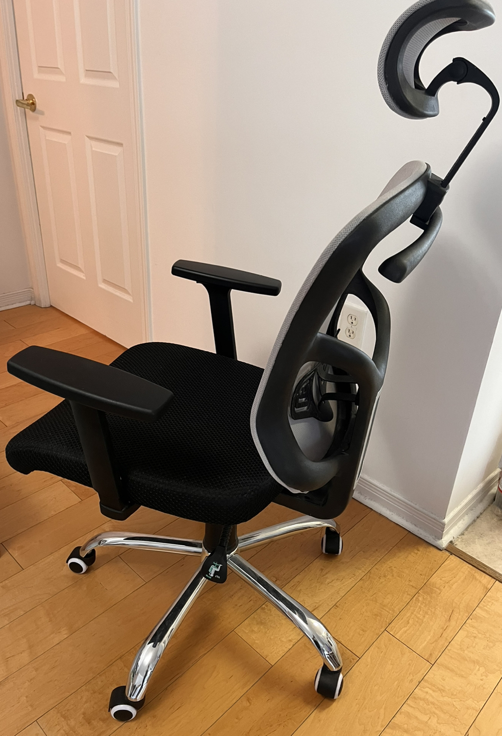 Wheel office chair- height and back adjustable - photo 2