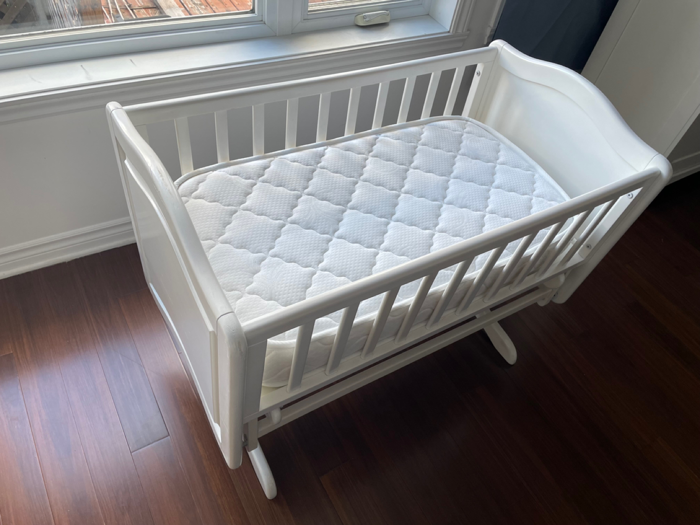 Rocking Crib and Mattress - photo 3