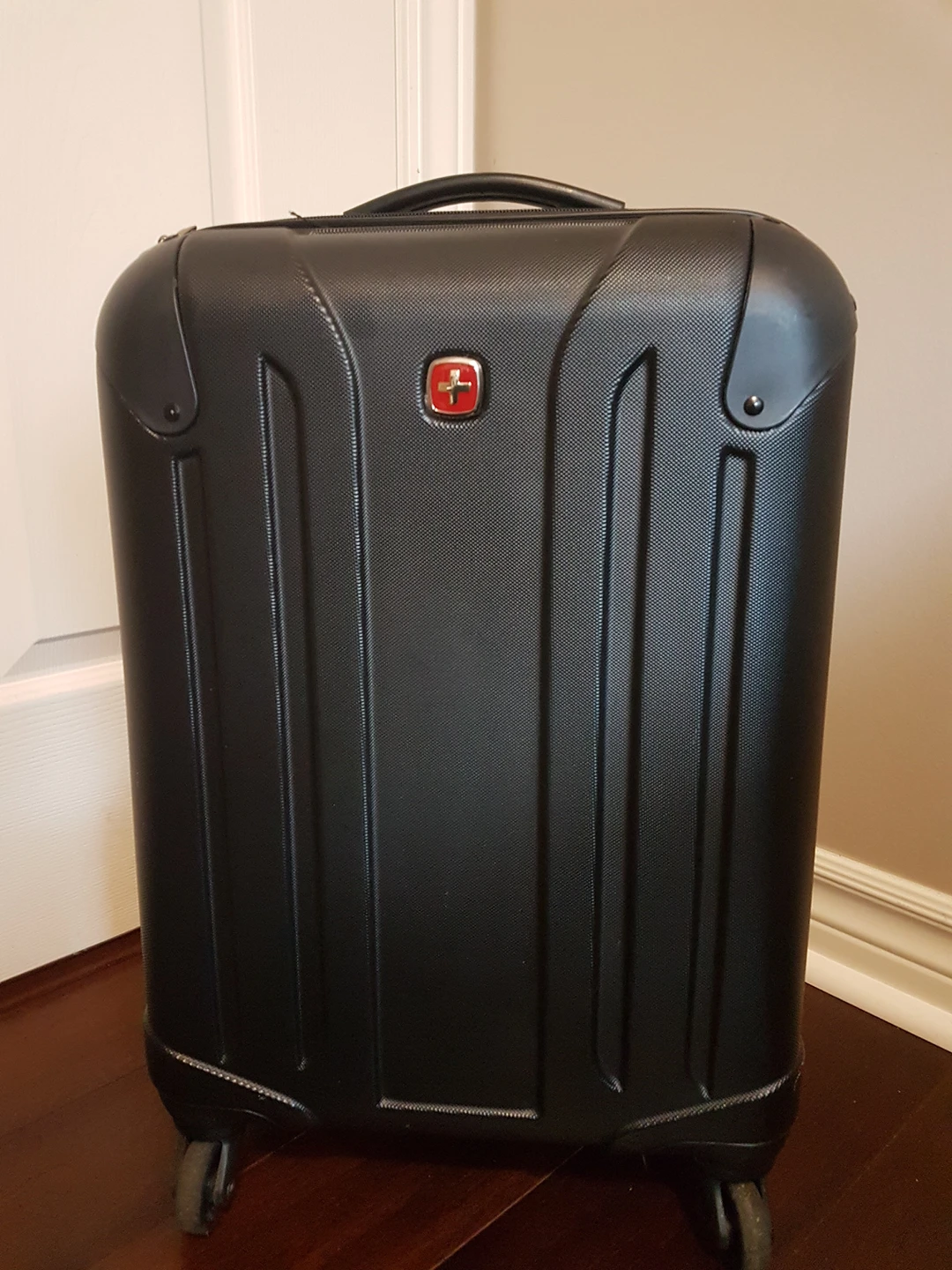 Swiss Gear 20" carry on suitcase 360 wheels thumbnail