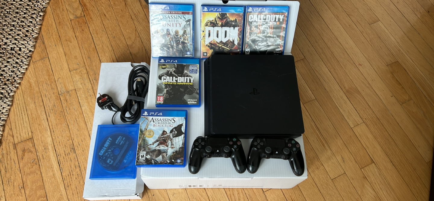 Sony Playstation 4 Slim 500 GB + 2 Dualshock controllers thumbnail