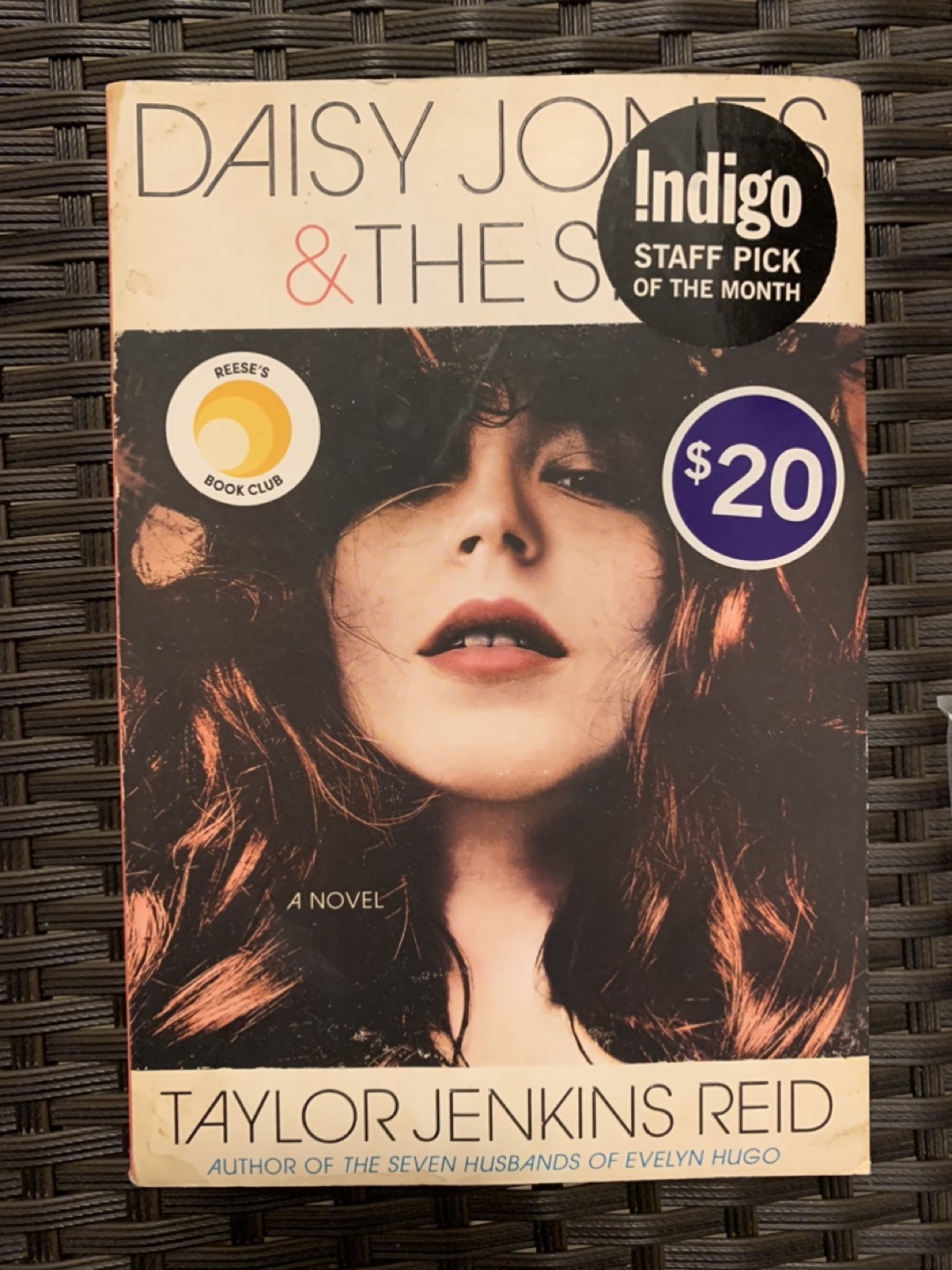 Daisy Jones & The Six Paperback thumbnail
