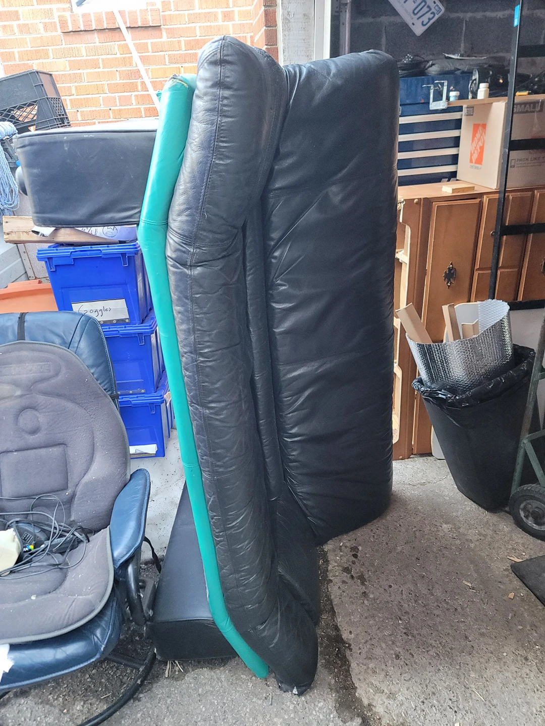 SUPER COMFY leather couch image indicator(3)