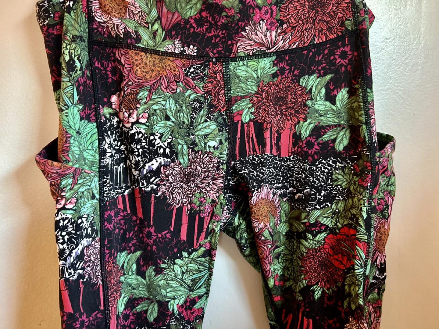 Lululemon Printed Leggings (with side pockets) image indicator(3)