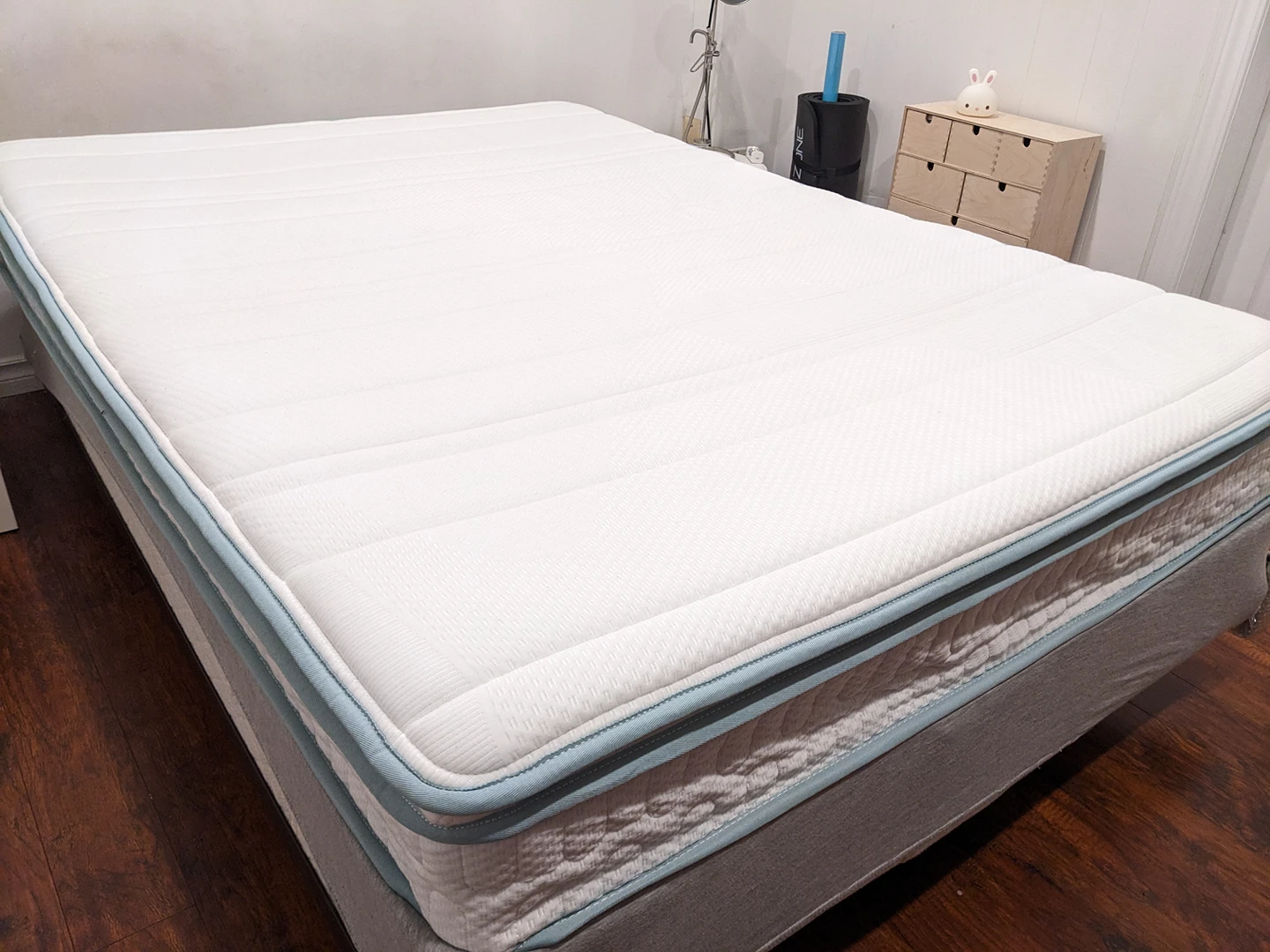 Full Size (Double) Zinus 8" Hybrid Mattress - Only 1 Year Old - photo 4