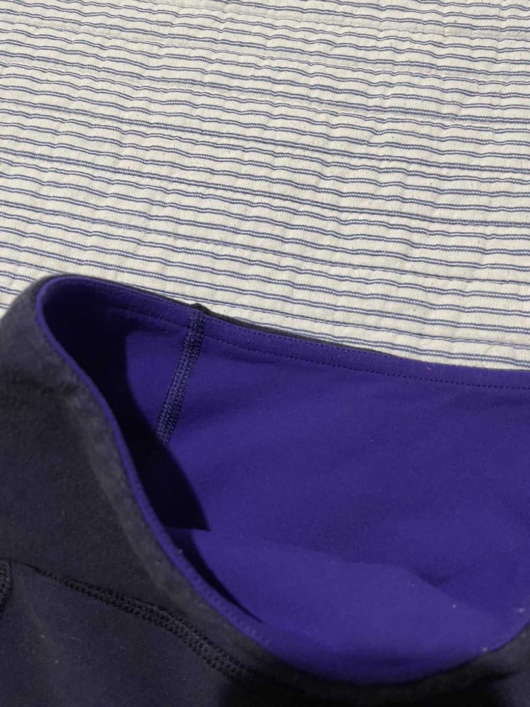 Lululemon dark purple crop leggings with pockets size 4 - photo 4