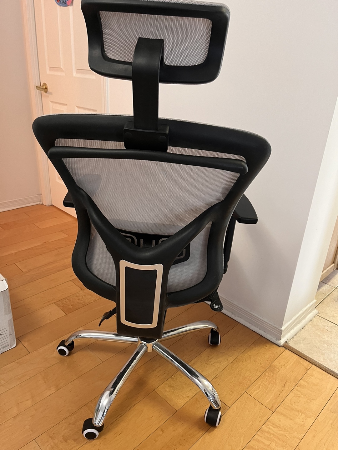 Wheel office chair- height and back adjustable - photo 3