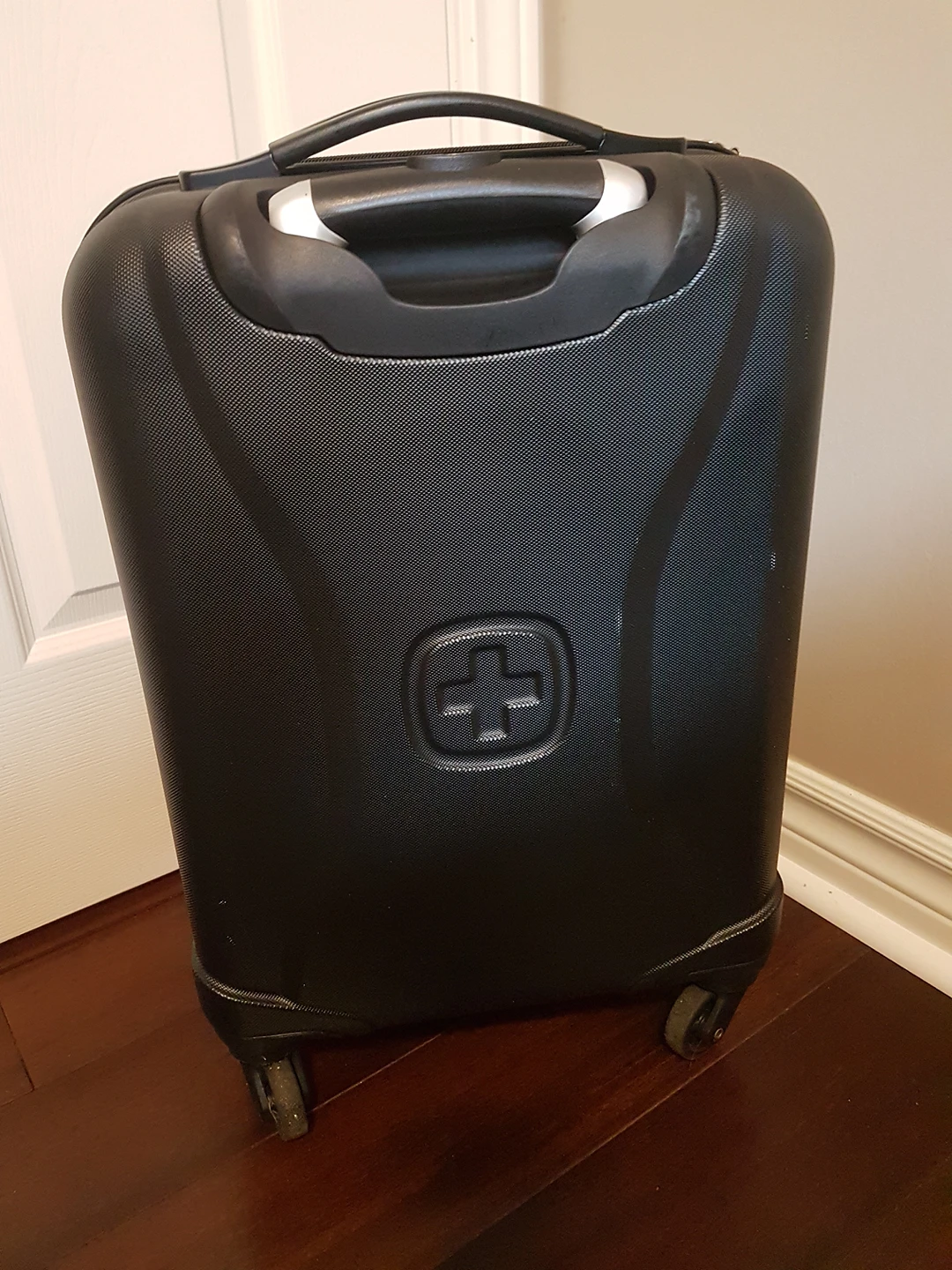 Swiss Gear 20" carry on suitcase 360 wheels image indicator(2)