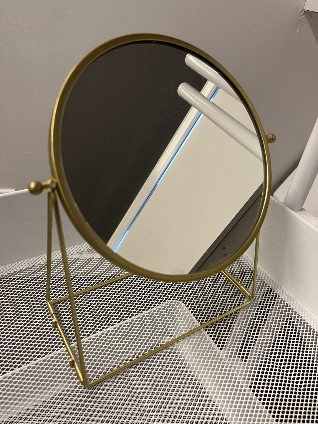 Desk mirror thumbnail