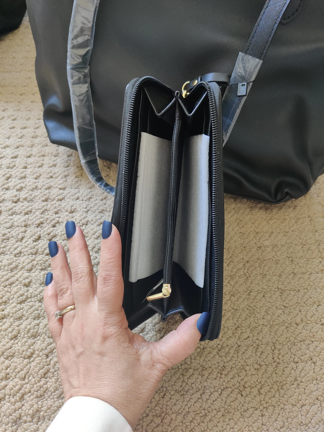 black shoulder bag with matching wallet image indicator(5)