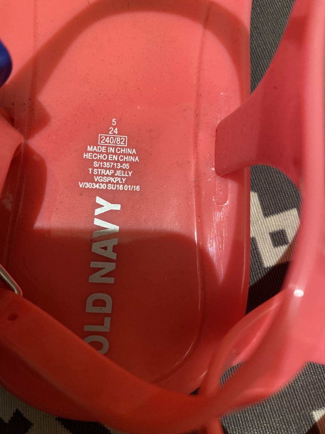 Old Navy T strap jelly sandals - size 5 image indicator(2)