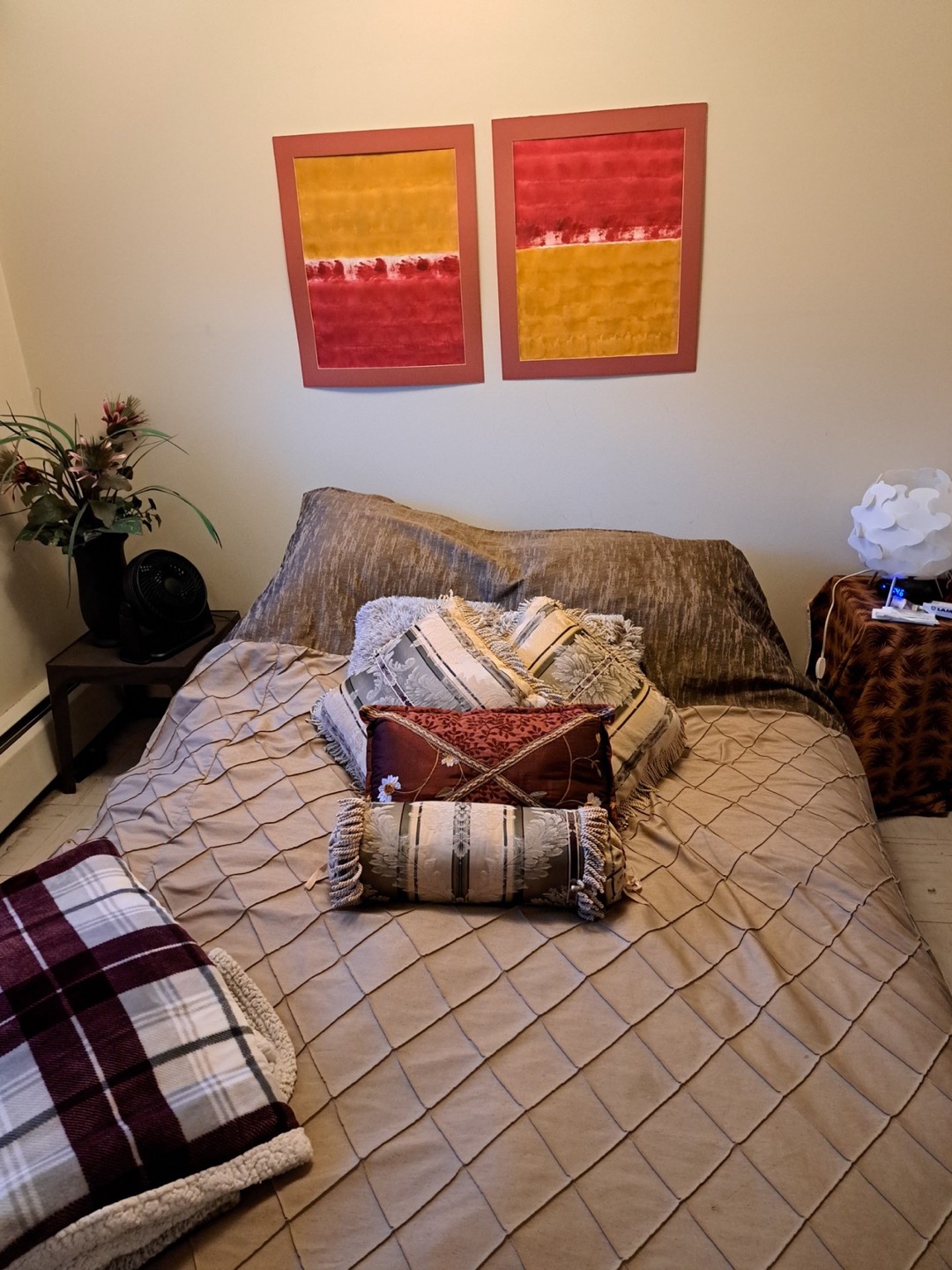 Bed spread cover with 2 pillows