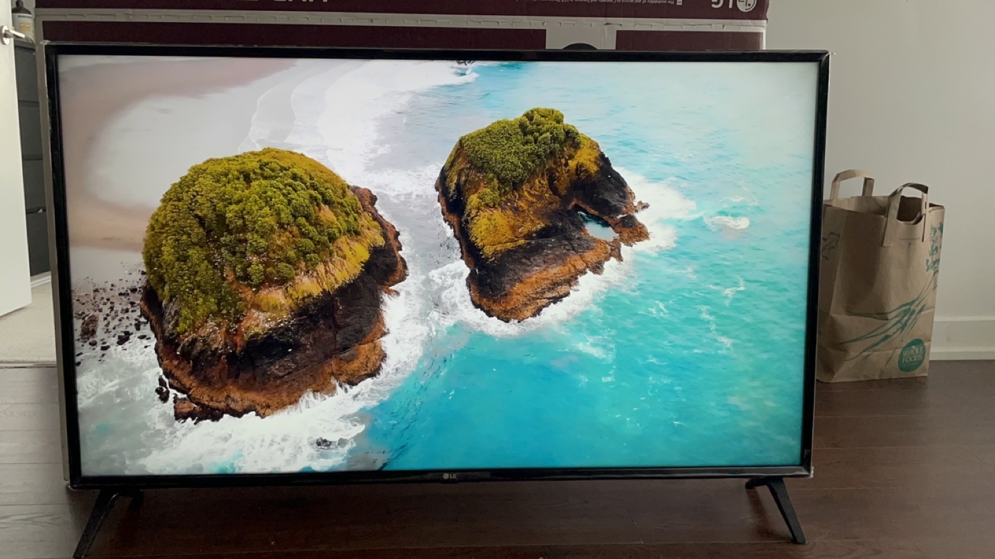 Amazing LG 4k UHD 49 inch TV image indicator(2)