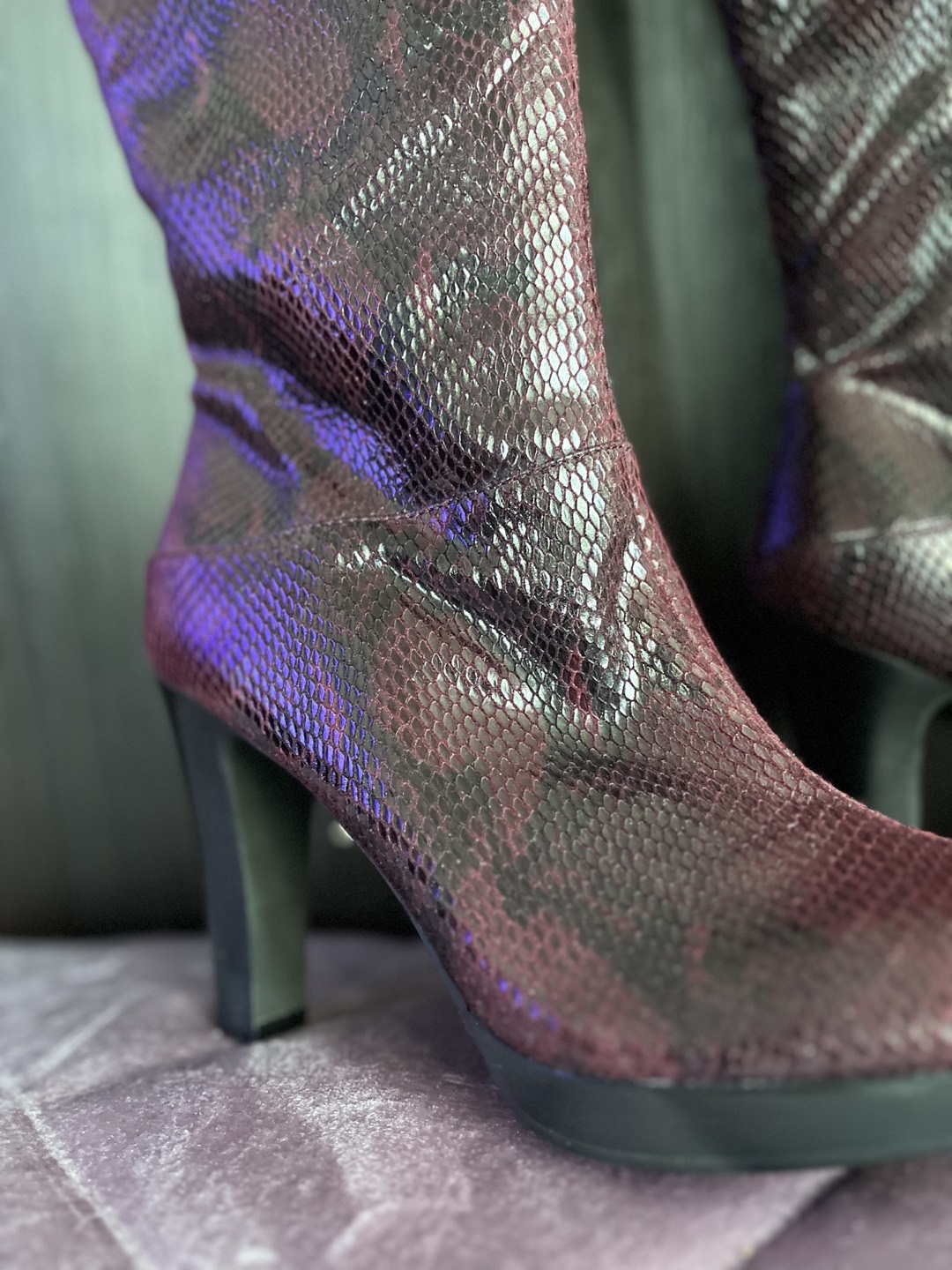 Tall high heeled wine-red/black imitation snake skin boots image indicator(4)