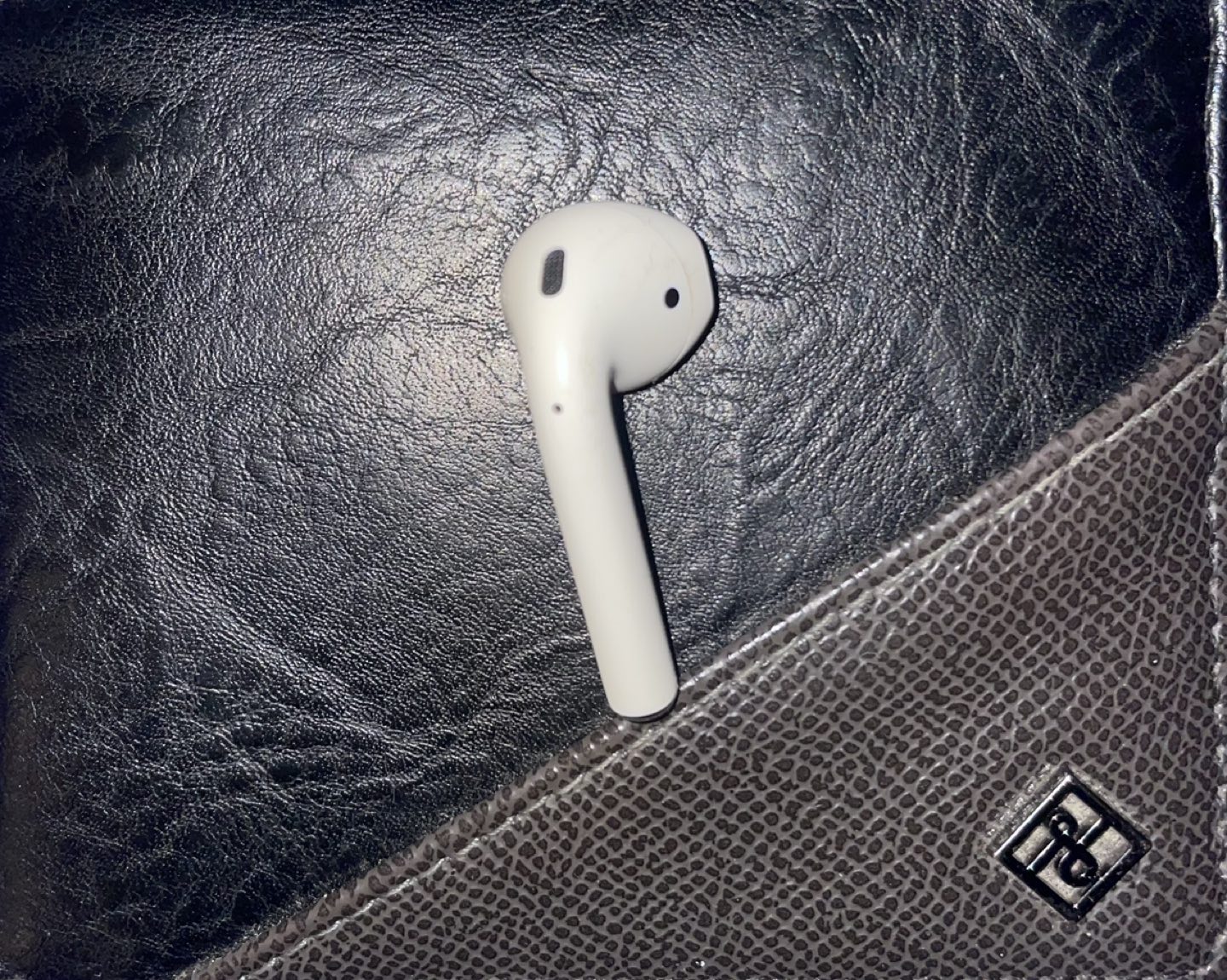 AirPod 2nd gen right ear peace