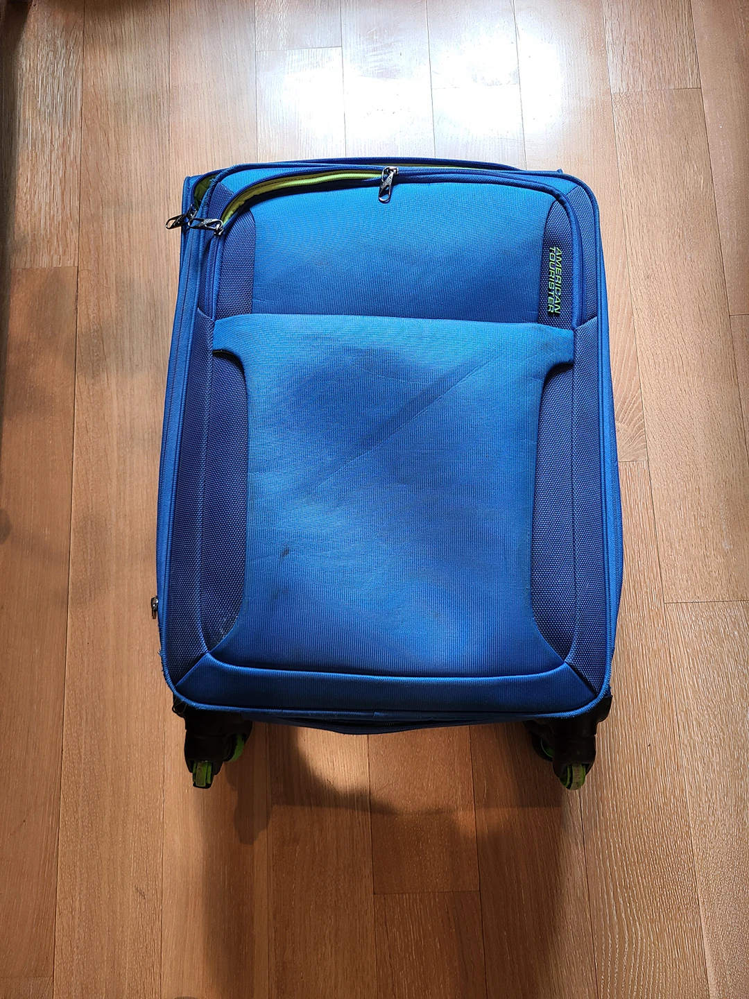 American Tourister 25" Luggage spinner