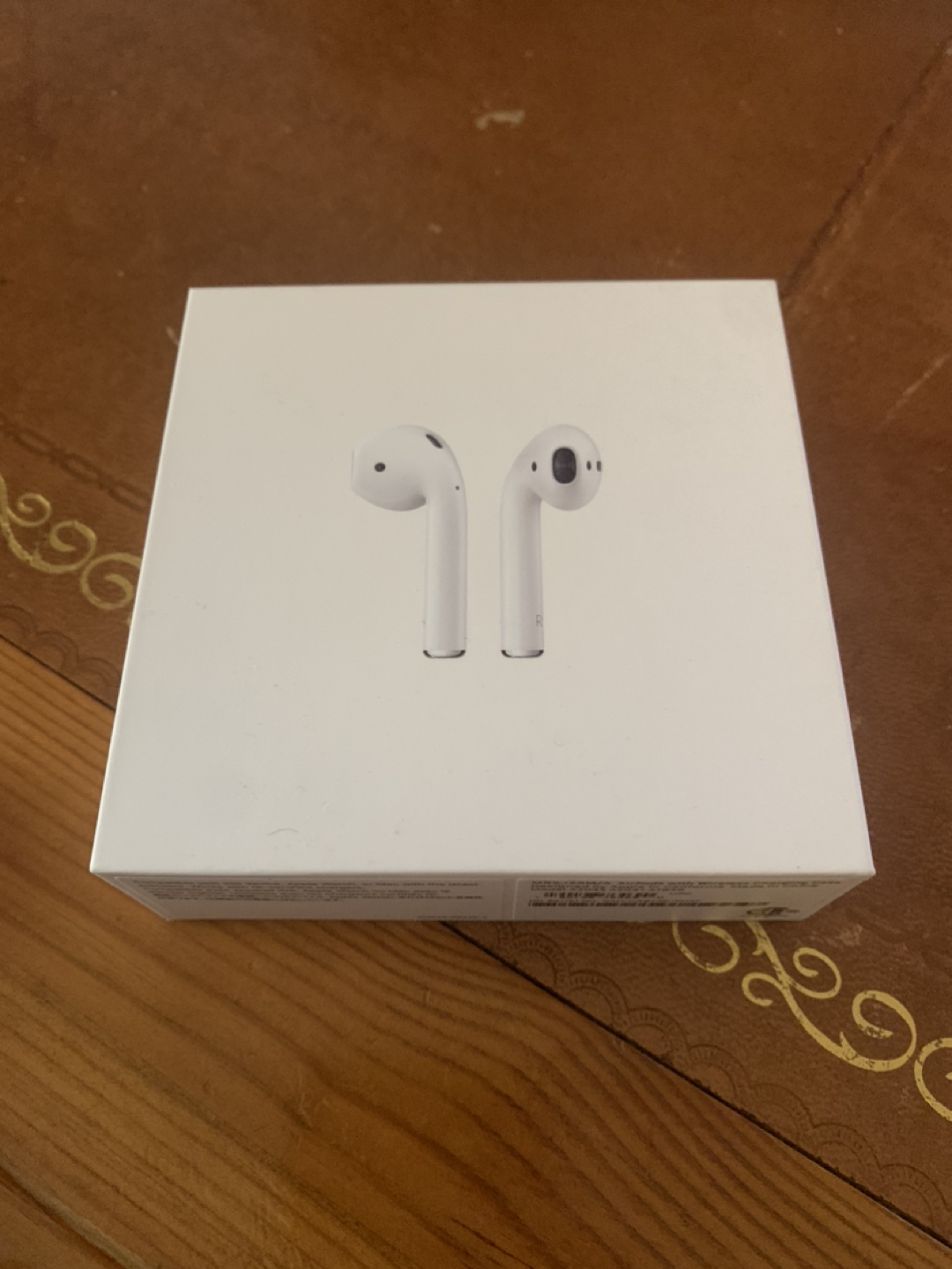 2nd gen apple AirPods (w/wireless portable charger)