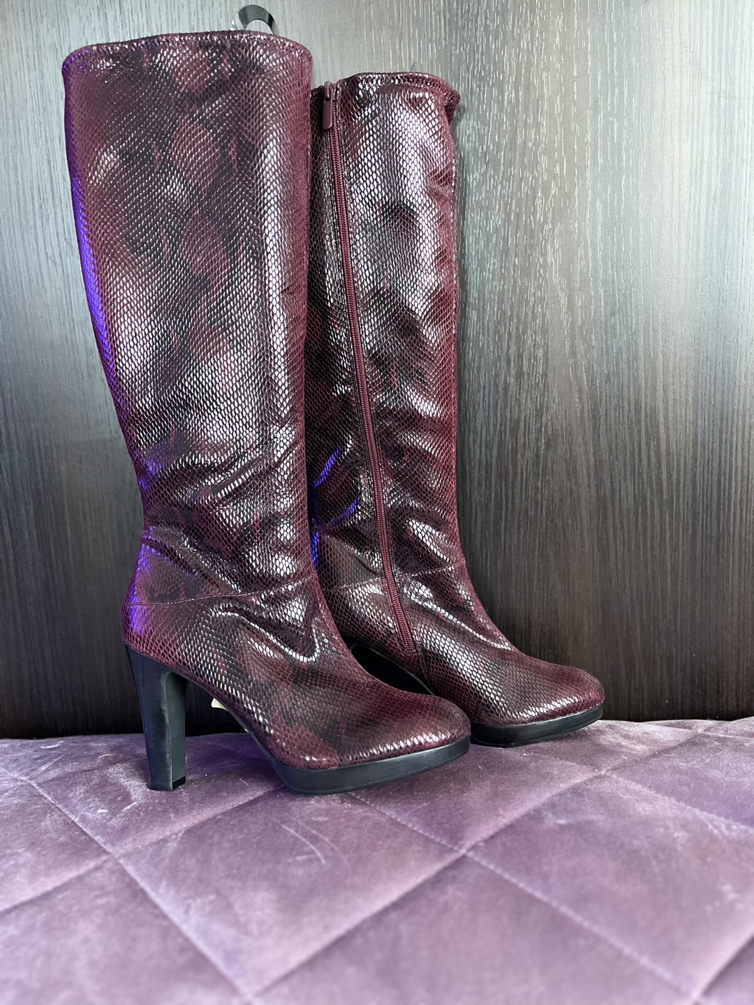 Tall high heeled wine-red/black imitation snake skin boots image indicator(3)