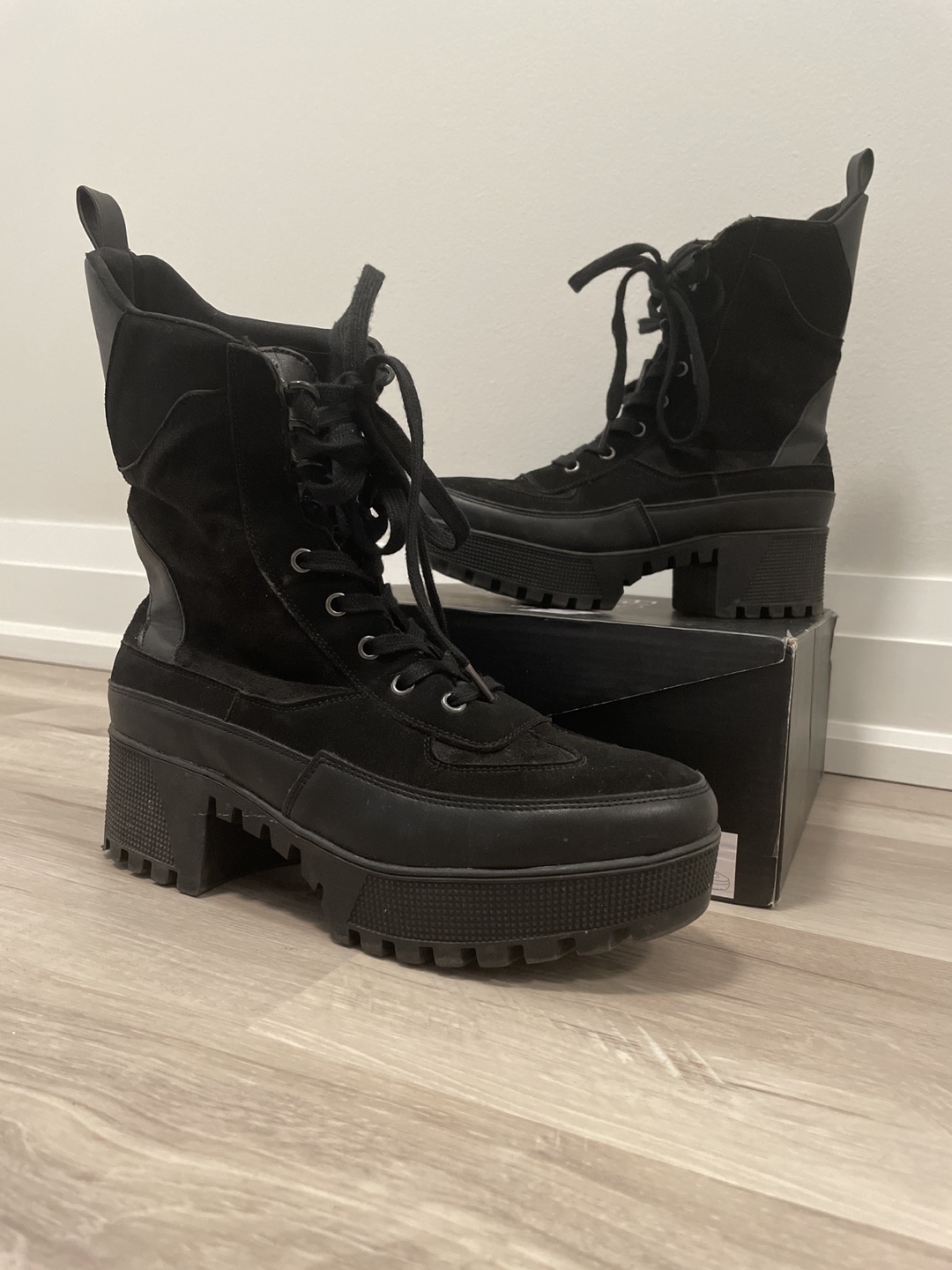 heeled boot