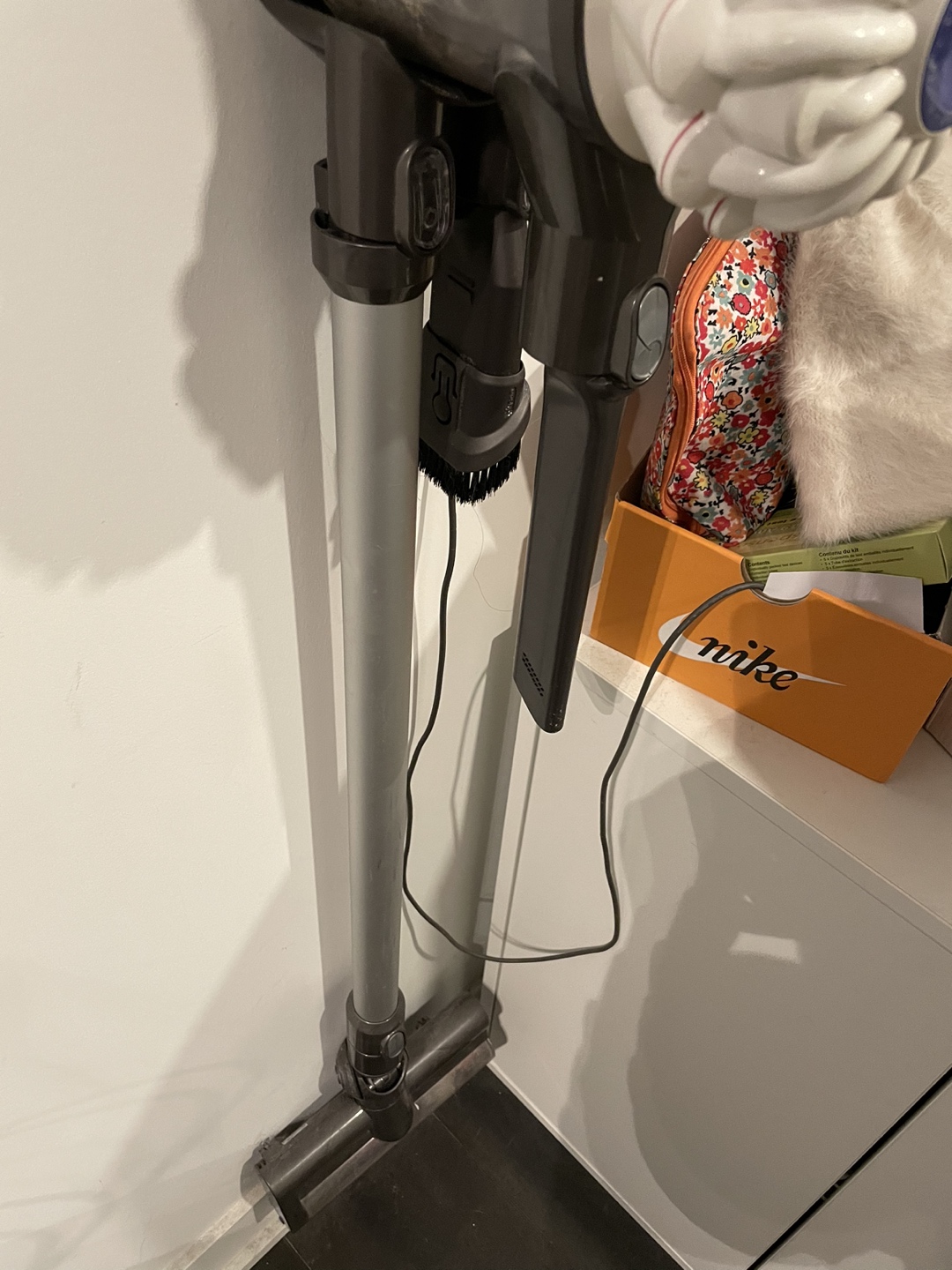 Dyson V6 Vaccum - photo 3