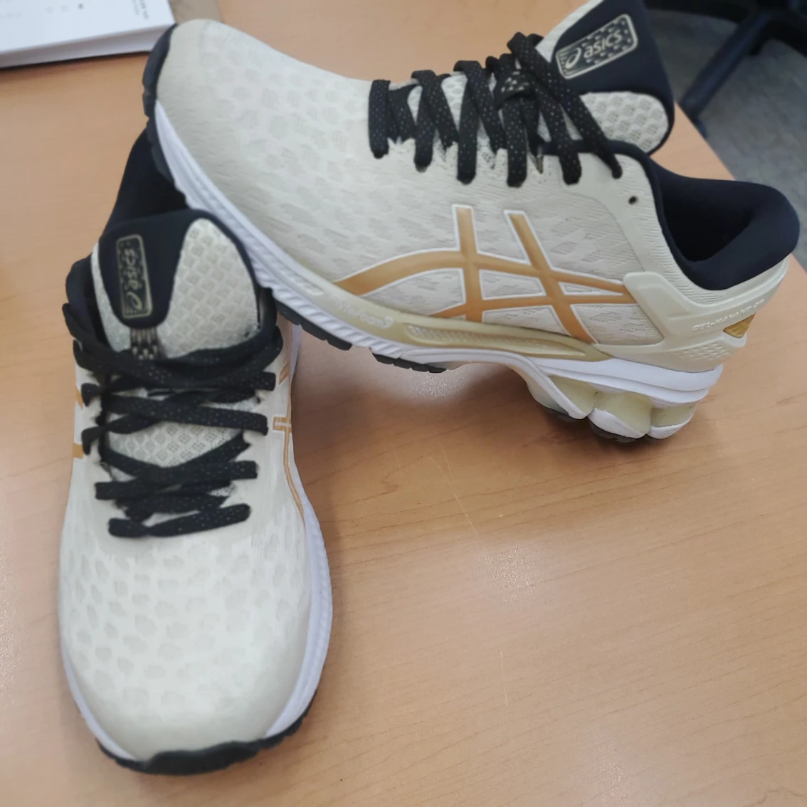 womens stylish running shoes ASICS size 7