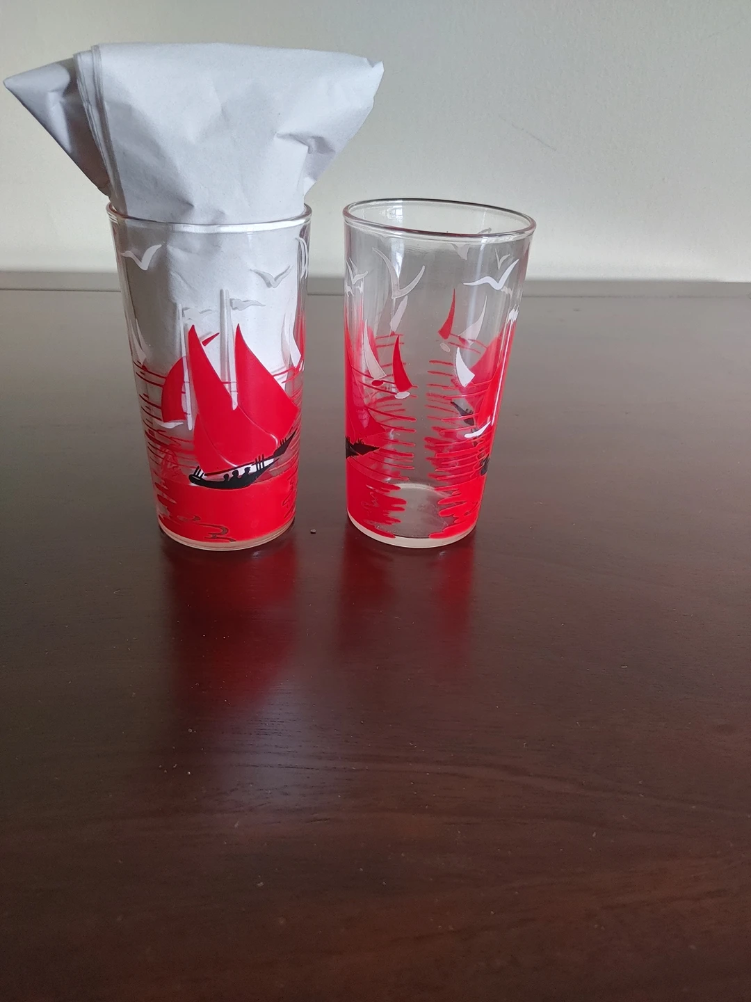 2 vintage glasses image indicator(2)