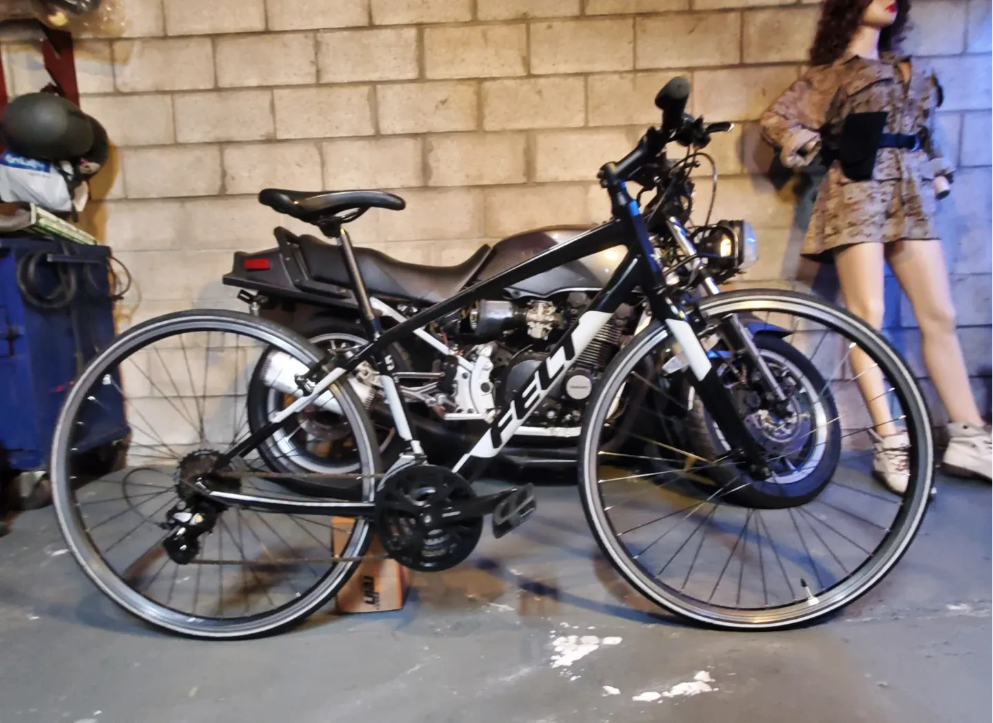 Felt Urban Hybrid Bike 21 spd image indicator(7)