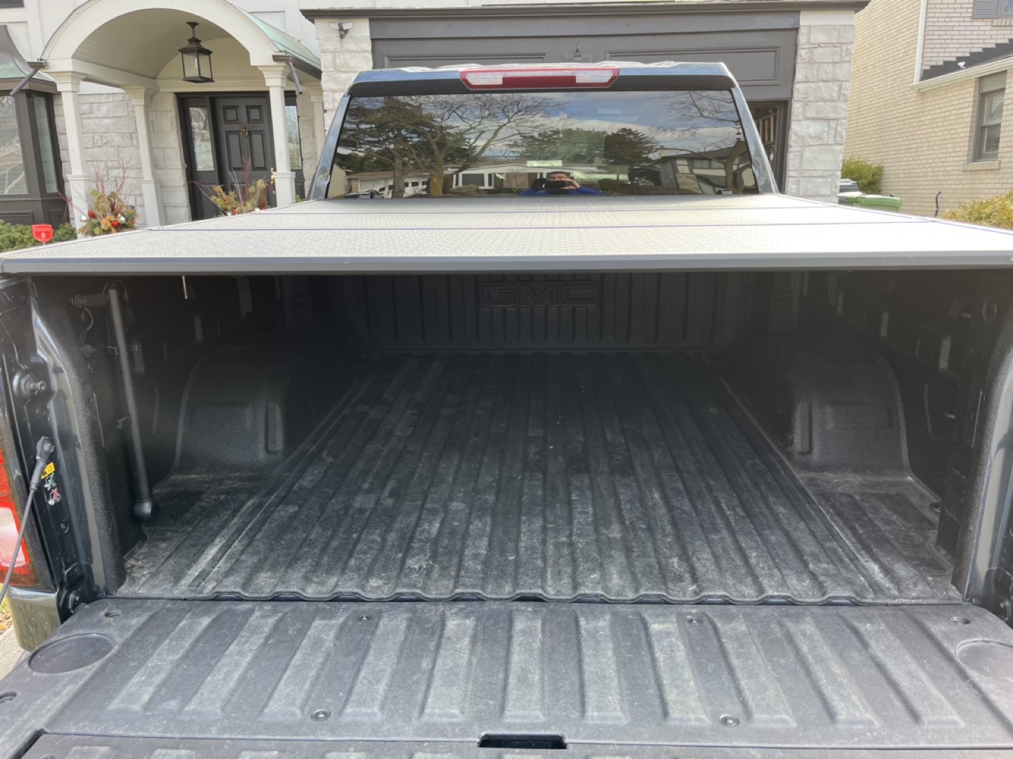 GMC Sierra 1500 Hard Tri-Fold Tonneau Cover image indicator(2)