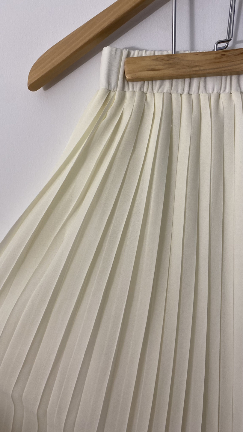 Light yellow pleated skirt