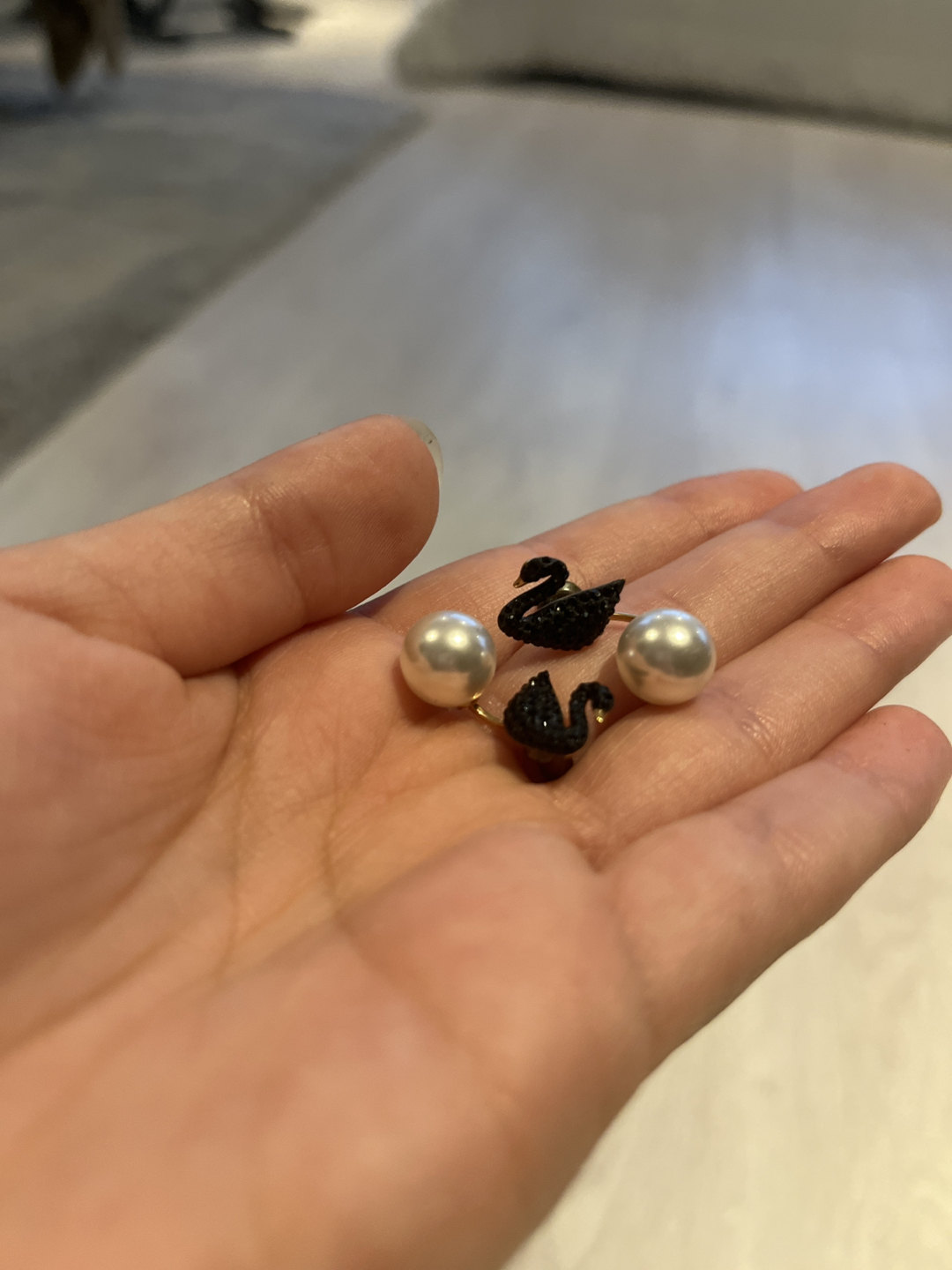 Mothers Day 🌺 SWAROVSKI Pearl Swan Earrings image indicator(2)