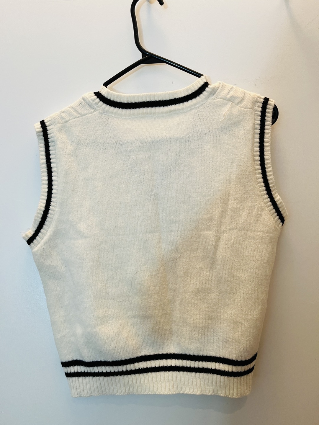 White knit vest for women image indicator(3)