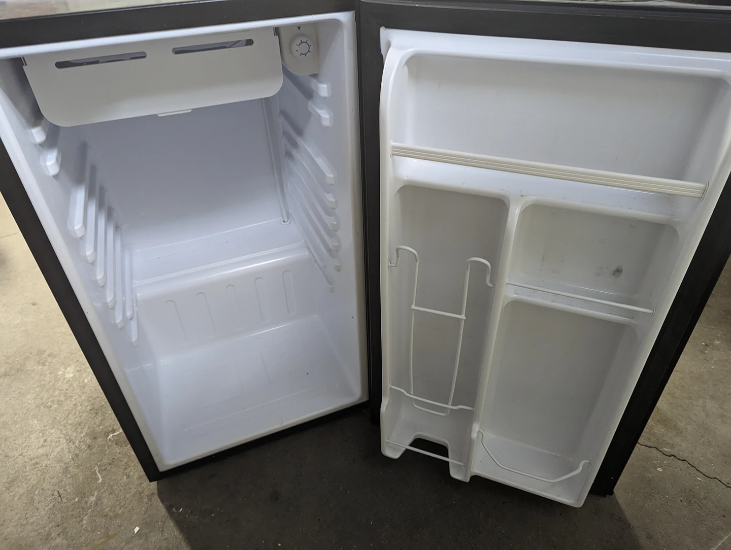 Mini Fridge - Works Great image indicator(3)