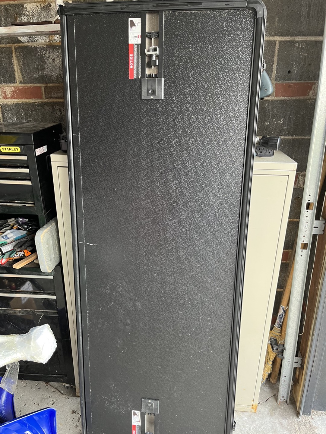 GMC Sierra 1500 Hard Tri-Fold Tonneau Cover image indicator(4)