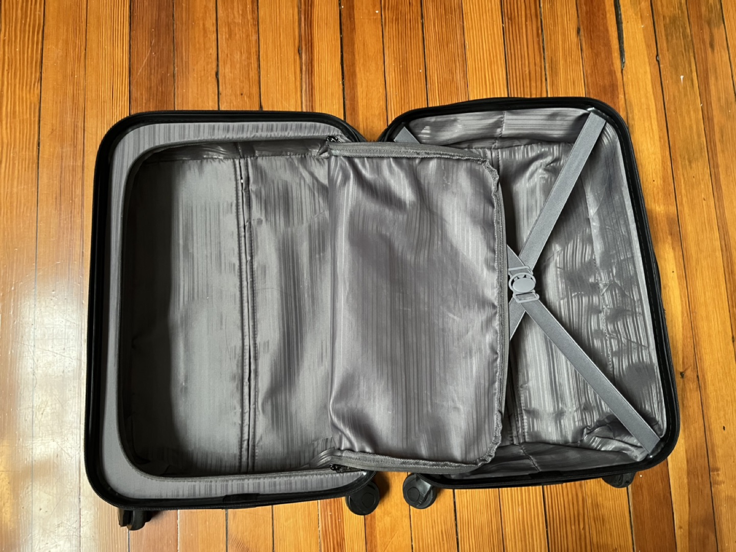 Free Small Luggage (Reaction by Kenneth Cole) - photo 5