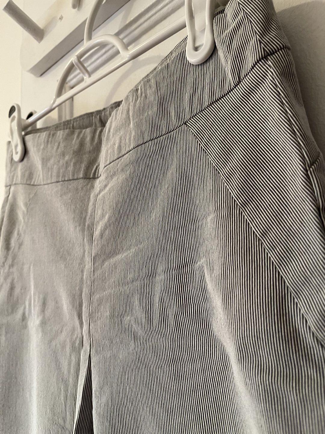 RW&Co striped capri dress pants