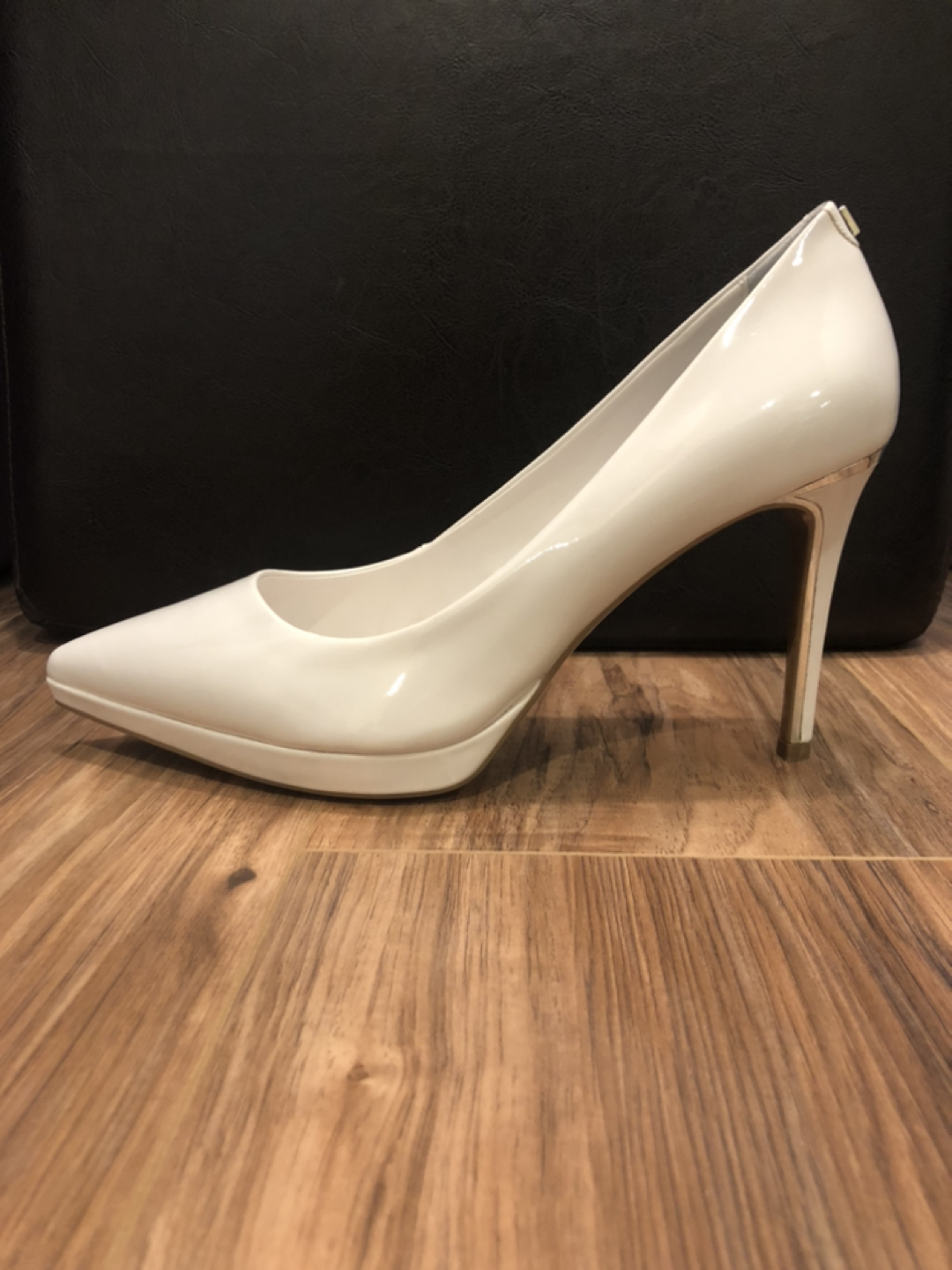 DKNY pumps image indicator(3)