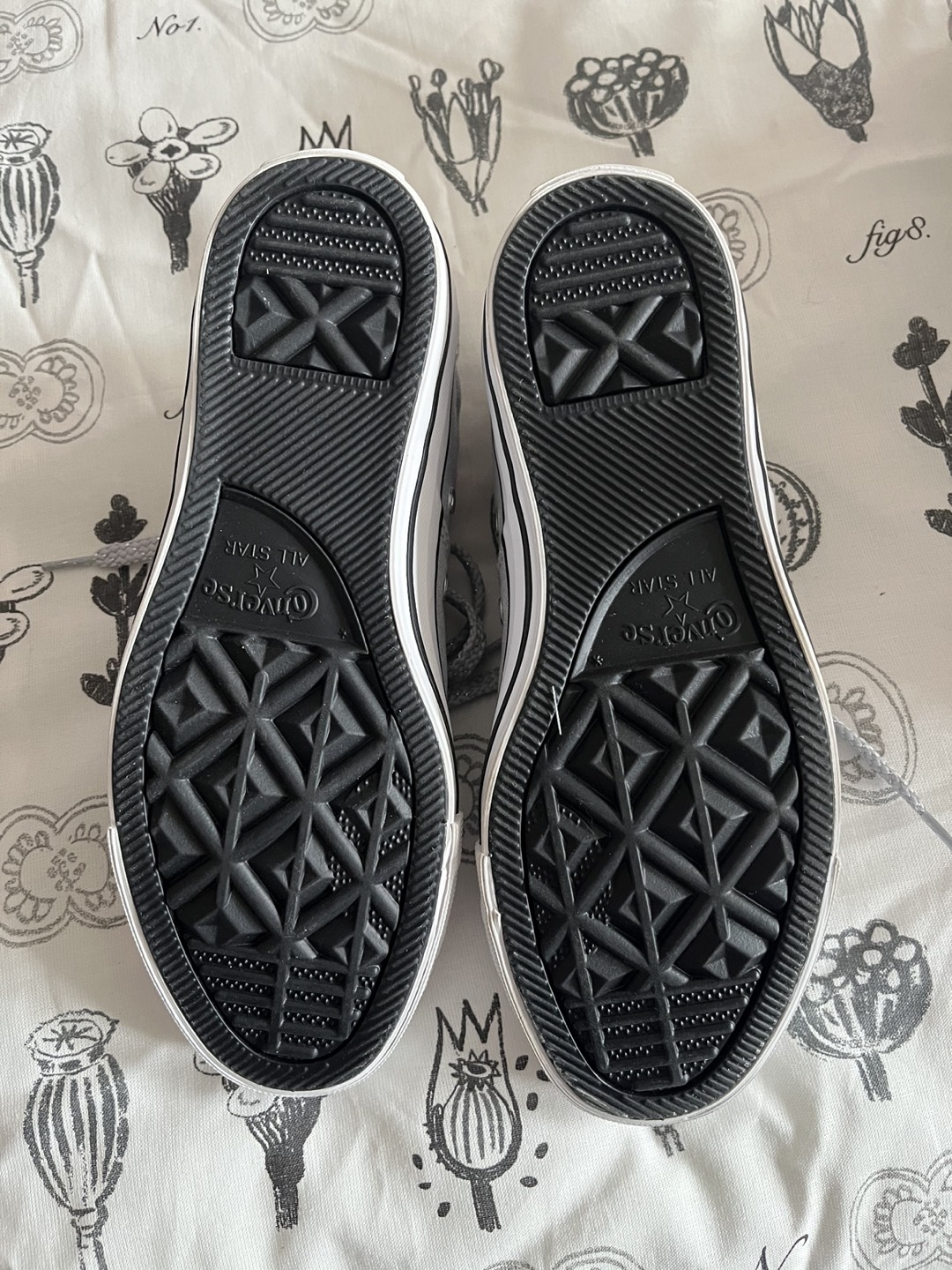 Girls Converse Shoes (NEW) Size 6.5 image indicator(2)