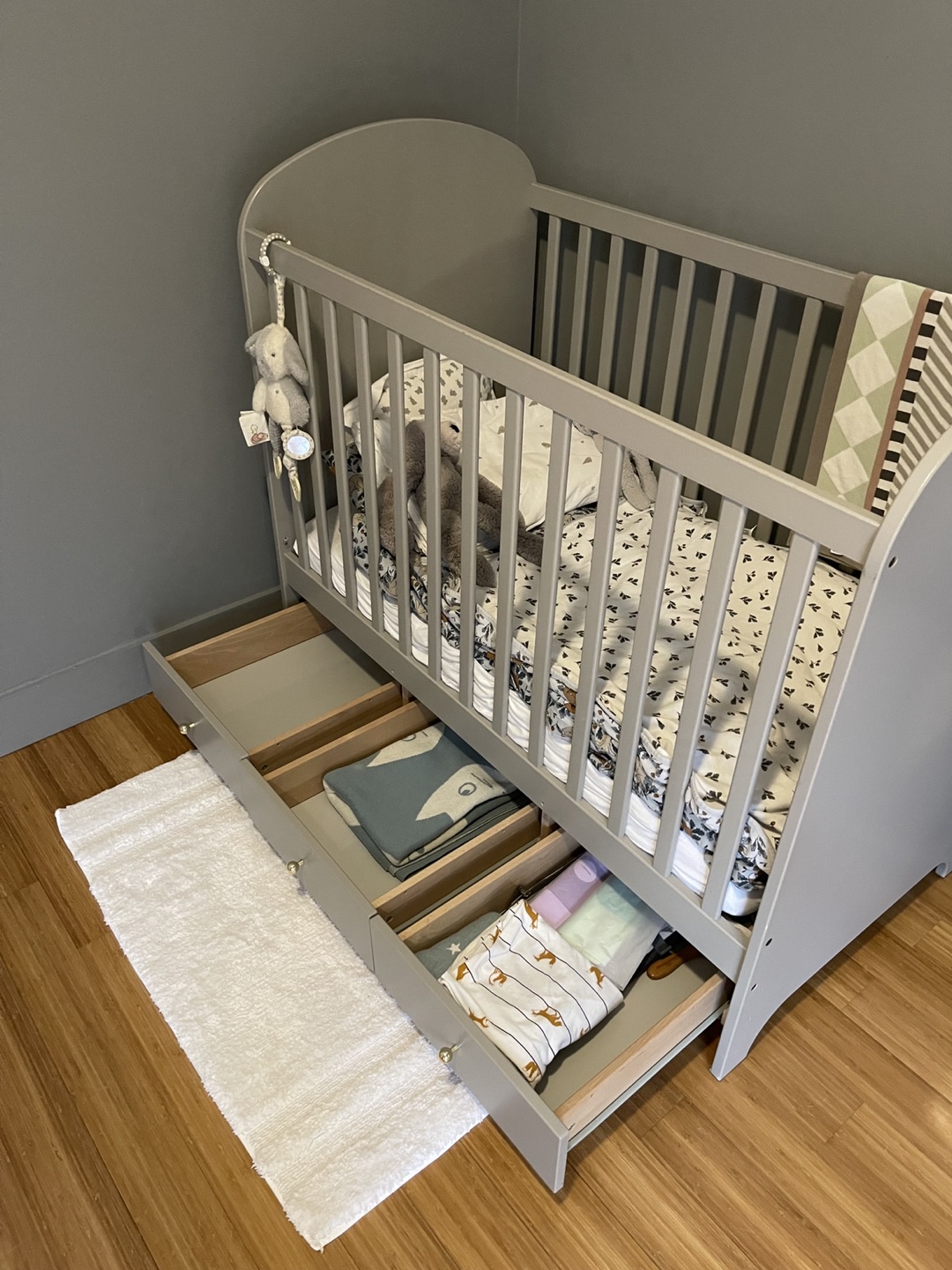 Baby cot / crib with mattress, blankets, fitted sheets and more - photo 2