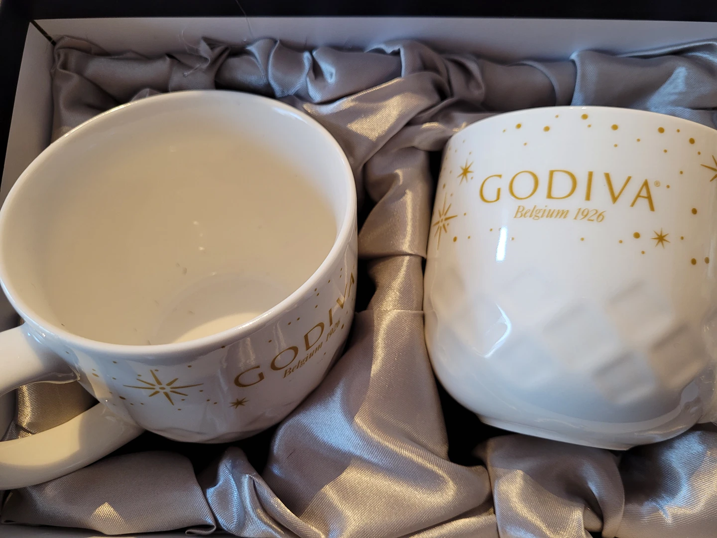 brand new Godiva large mug image indicator(3)