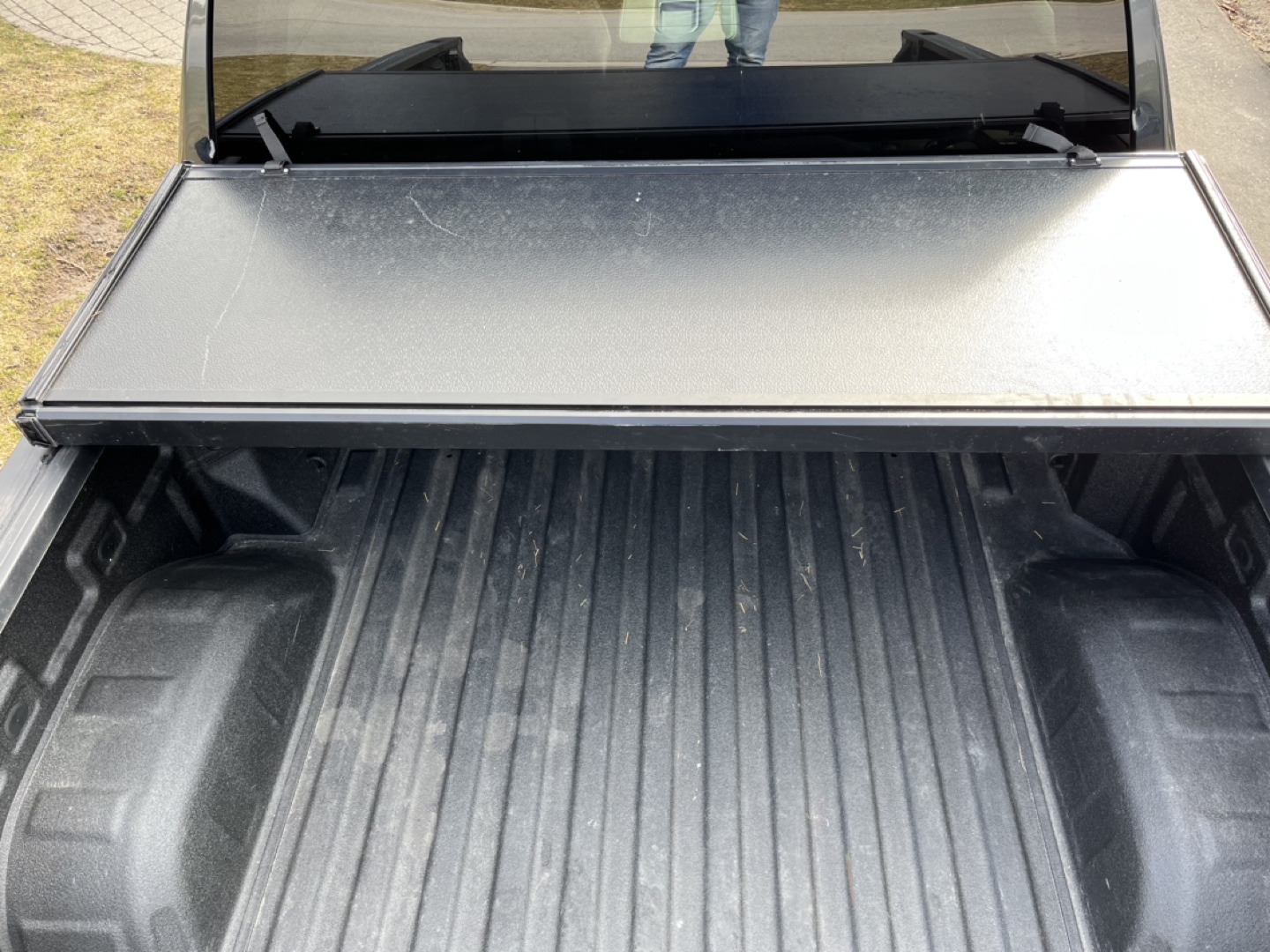 GMC Sierra 1500 Hard Tri-Fold Tonneau Cover image indicator(3)