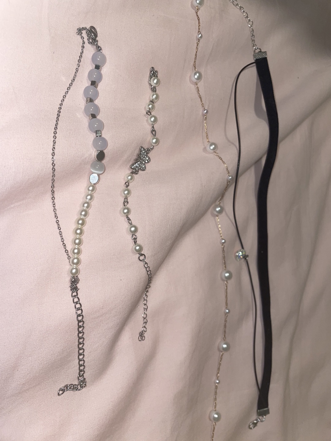 Chocker, pearl necklace and bracelets for free