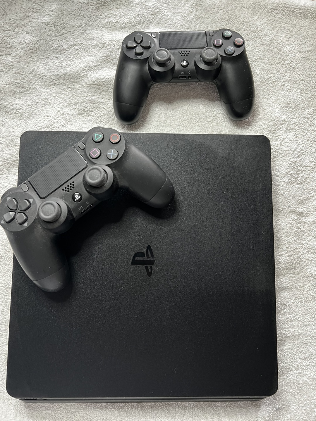 PS4 with 2 Controllers thumbnail