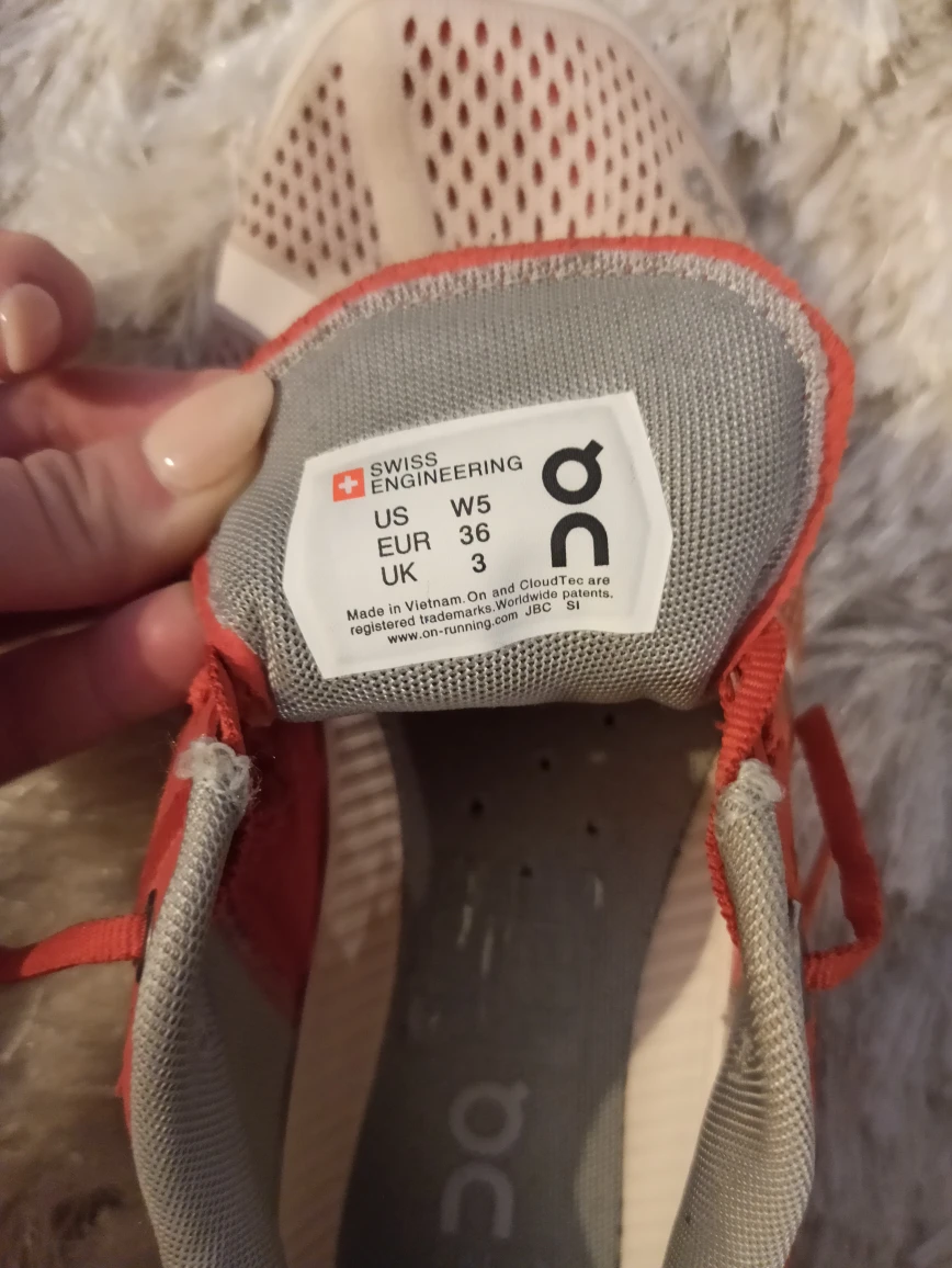 Running shoe On Cloudflow w5 image indicator(4)