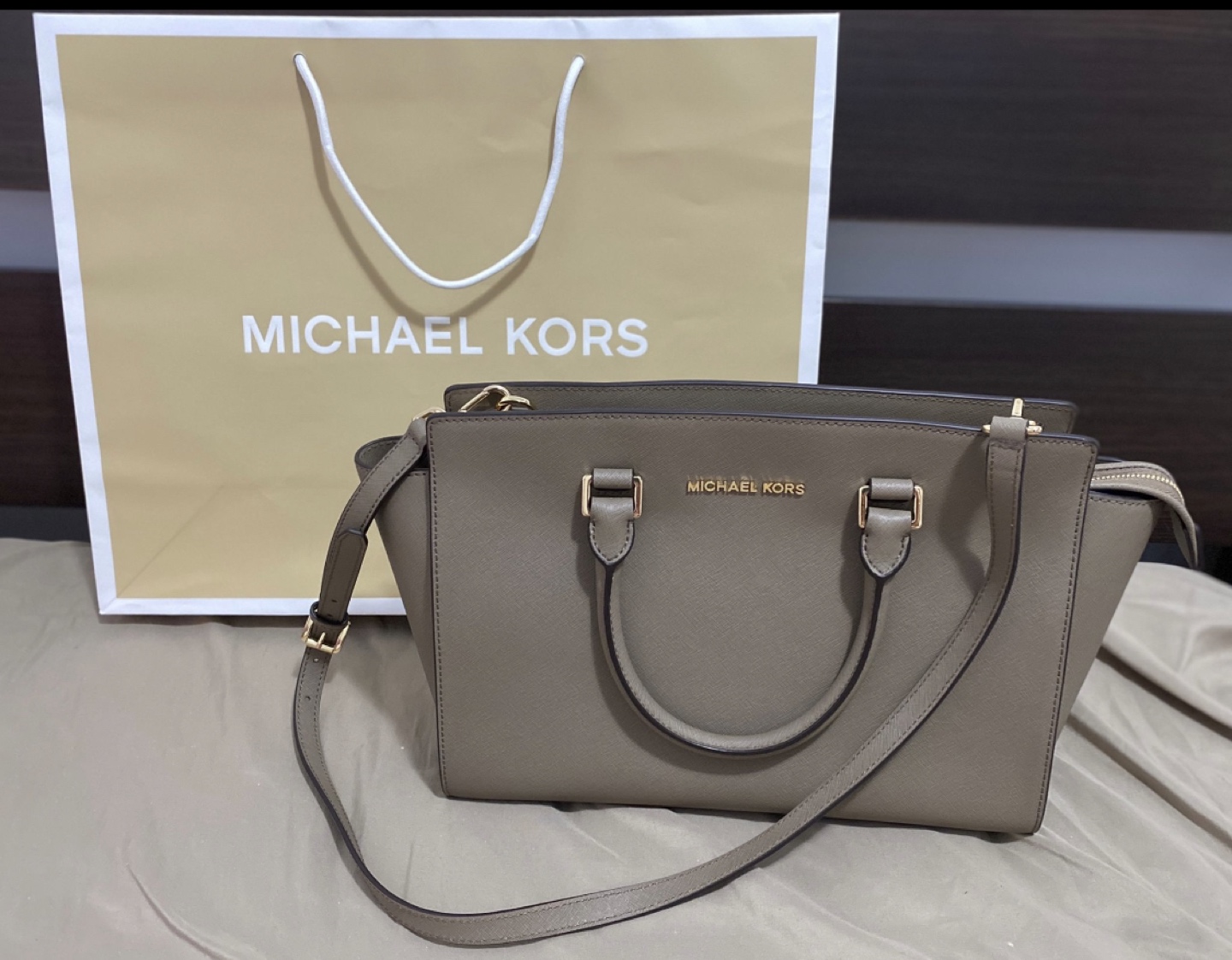 Michael Kors Medium Luxury Handbag thumbnail