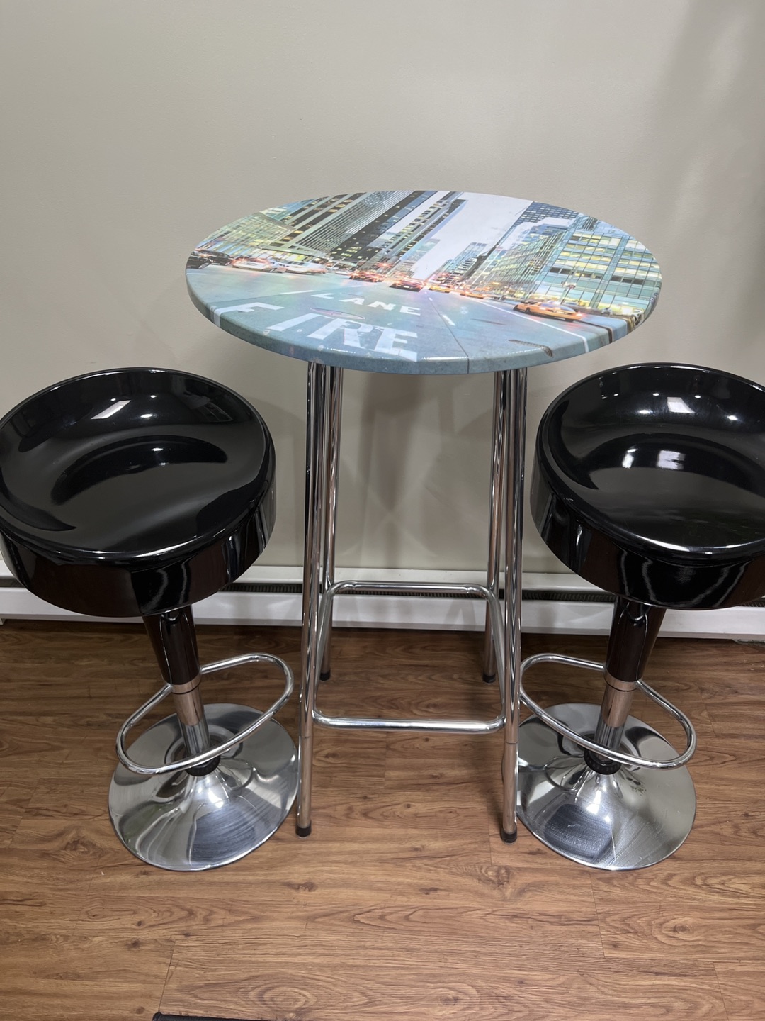 Table and chairs for sale!