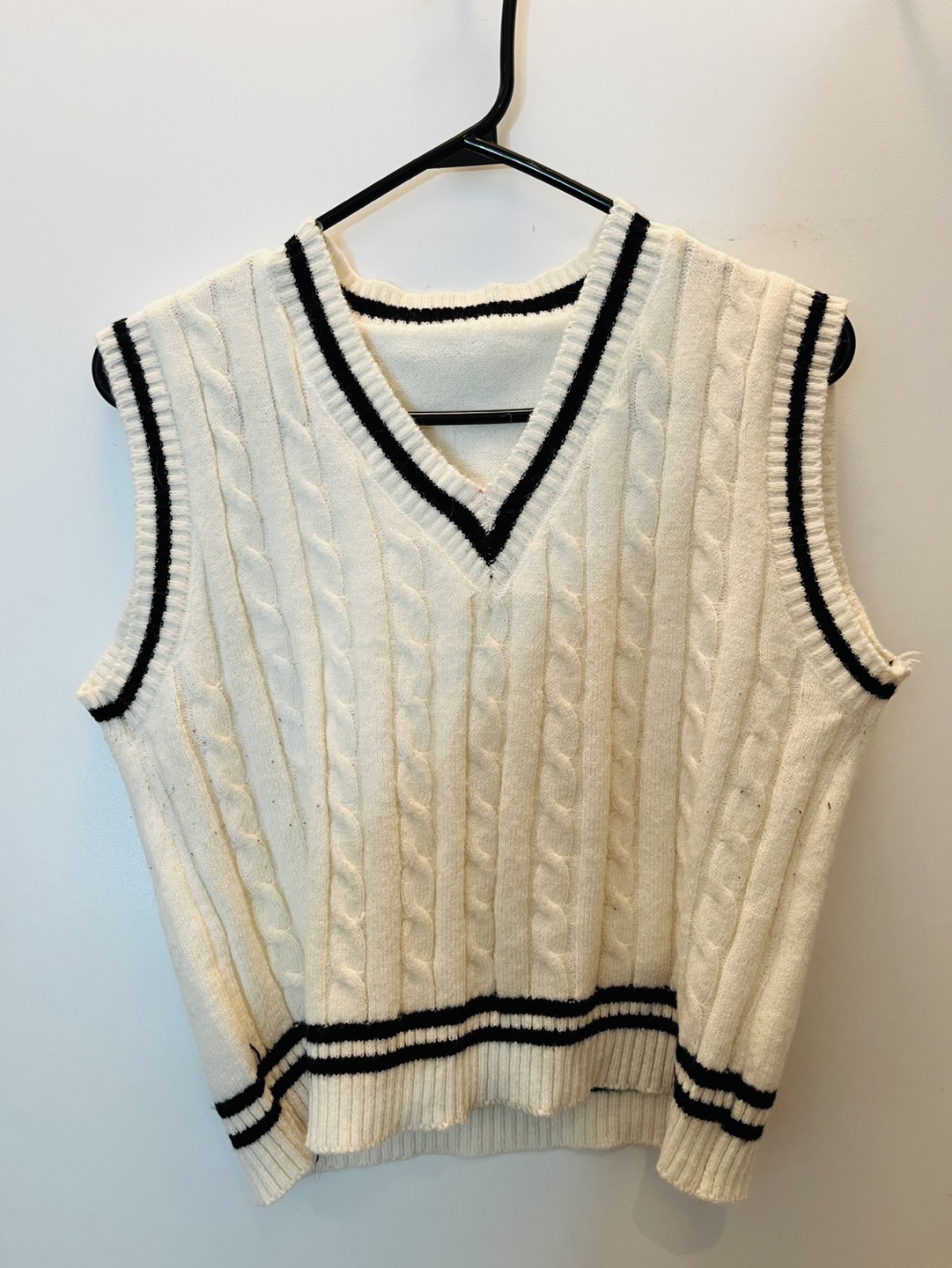 White knit vest for women image indicator(2)
