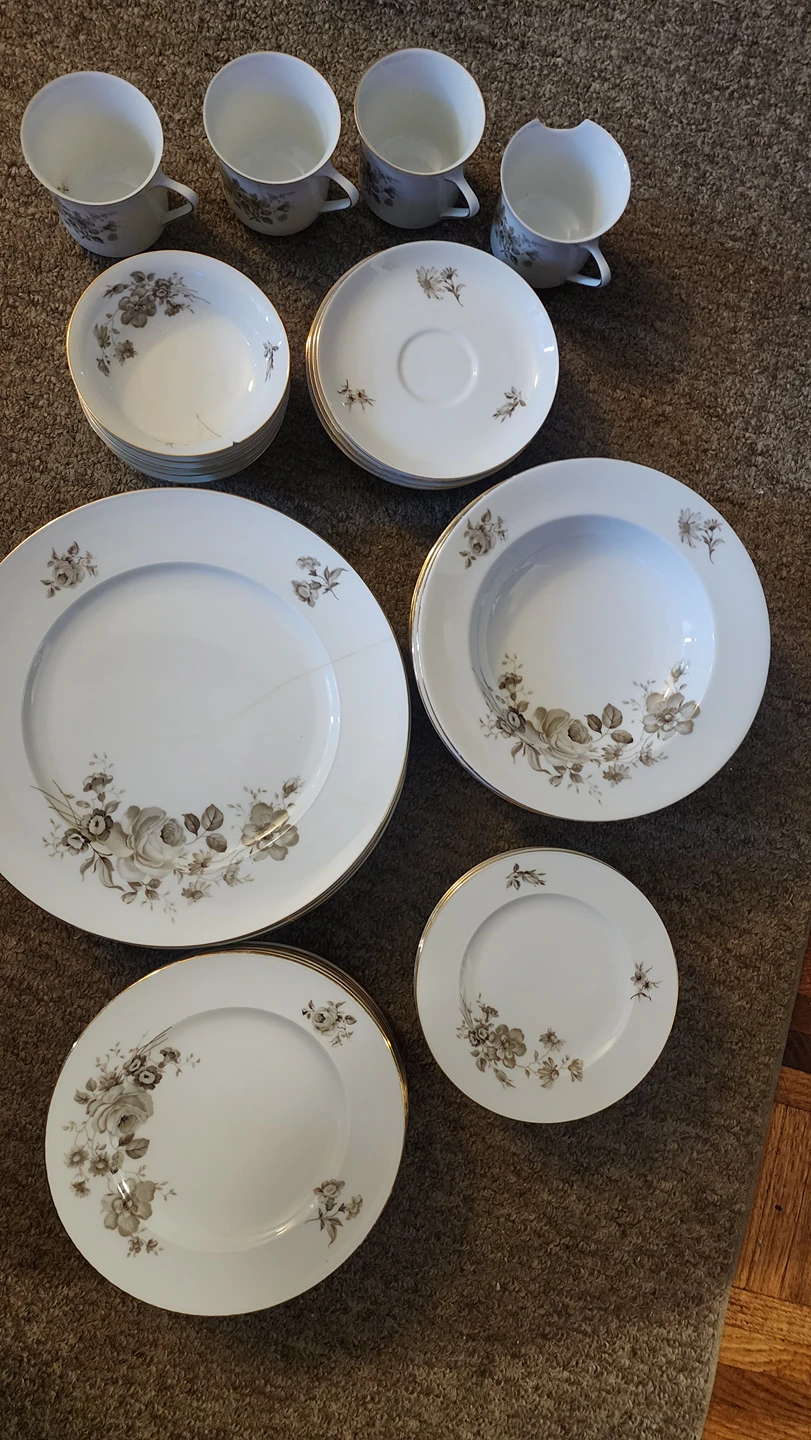 Twilight Rose
by JOHANN HAVILAND plate set thumbnail