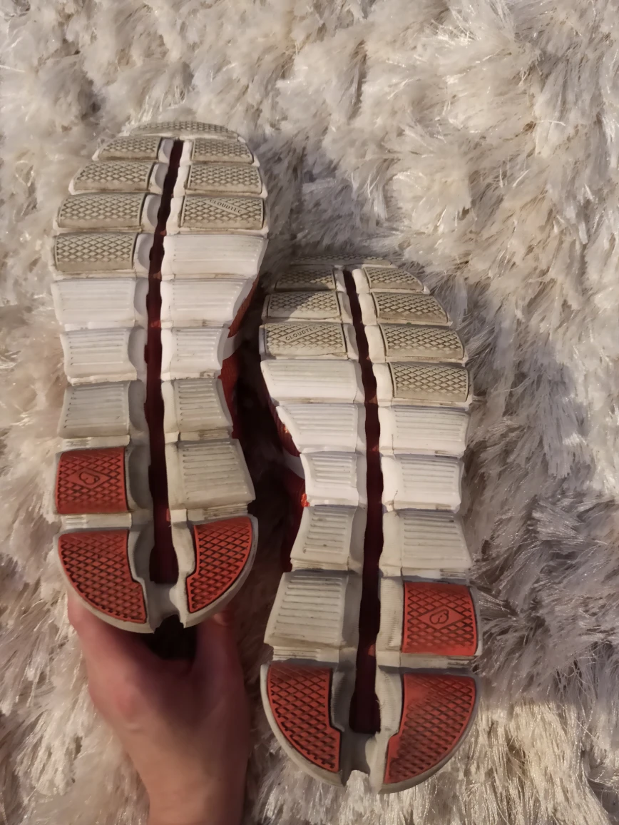 Running shoe On Cloudflow w5 image indicator(3)