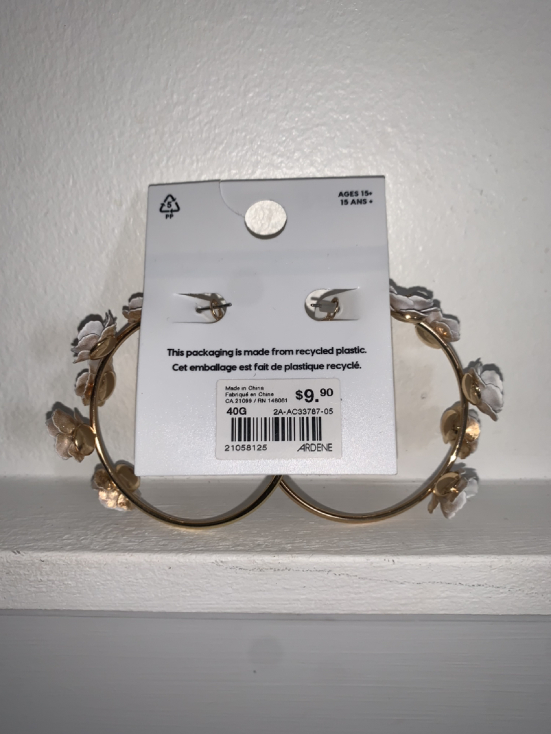 Beautiful New Never Worn Flower Earrings image indicator(4)